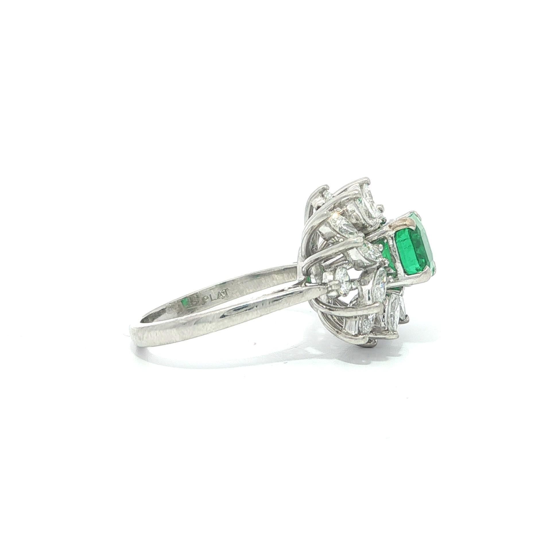 Anello vintage in platino da 2,40 carati con smeraldo verde vivo e diamante marquise a spruzzo in vendita 2