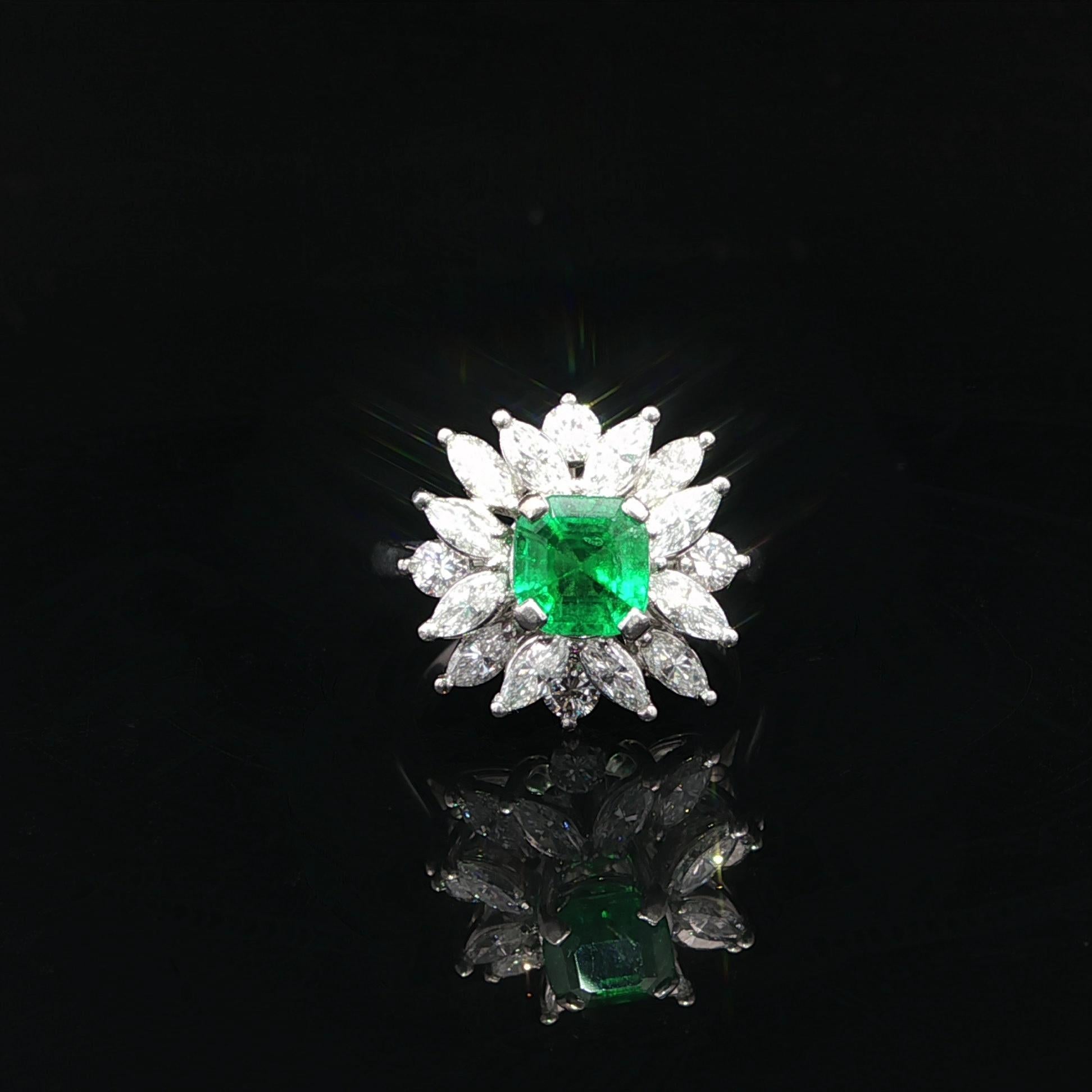 Anello vintage in platino da 2,40 carati con smeraldo verde vivo e diamante marquise a spruzzo in vendita 3
