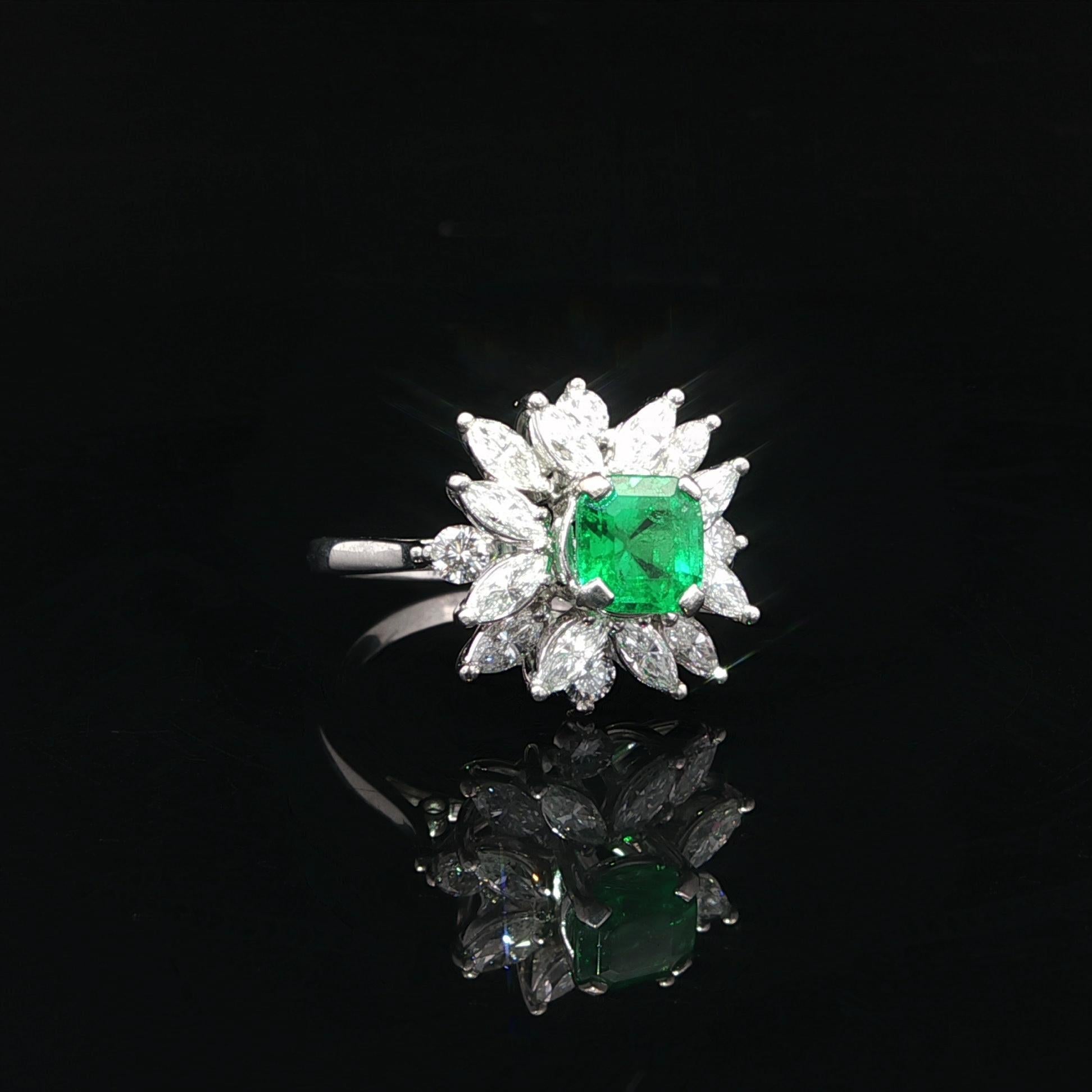 Anello vintage in platino da 2,40 carati con smeraldo verde vivo e diamante marquise a spruzzo in vendita 4