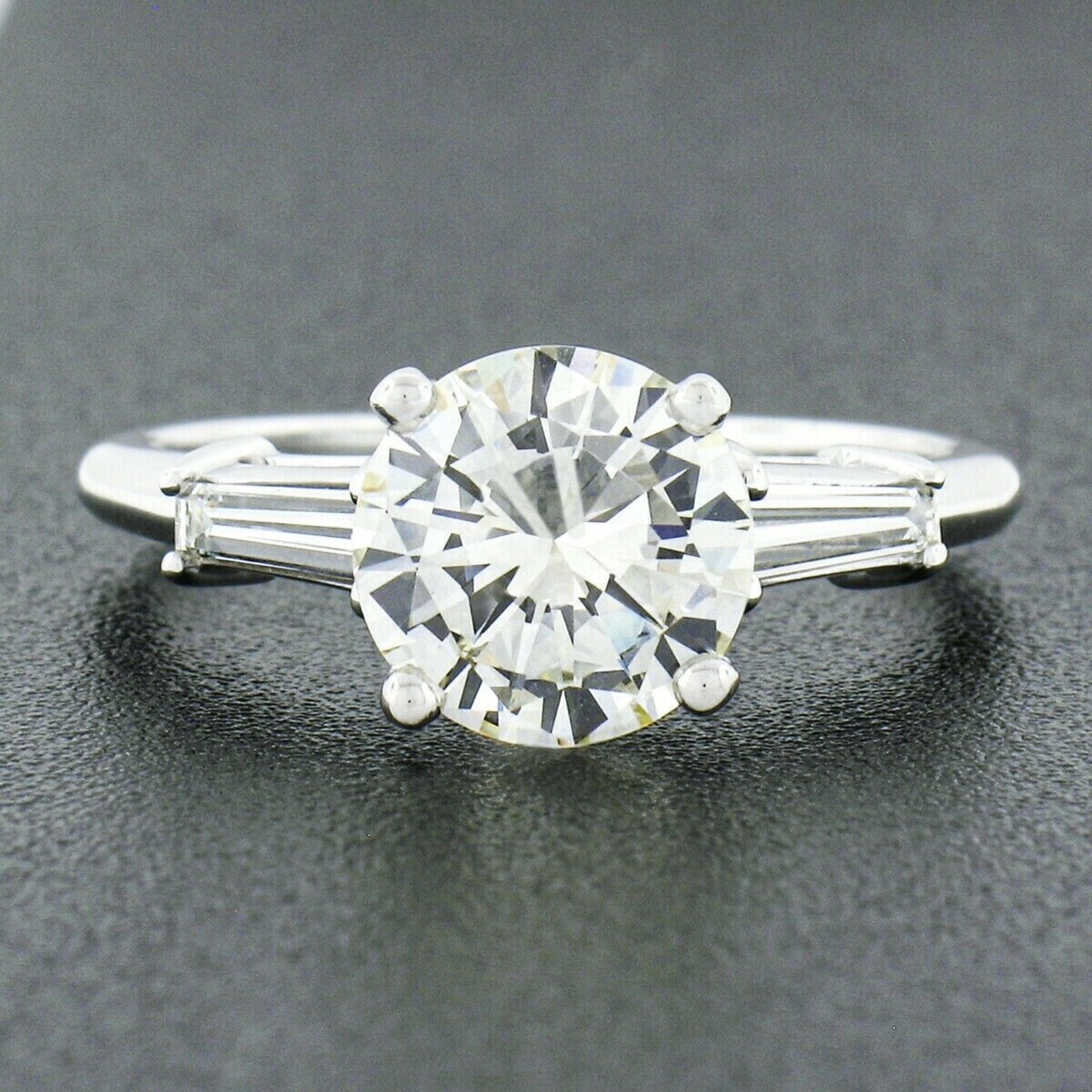 Sie sehen hier einen wahrhaft prächtigen Verlobungsring im Vintage-Stil, der aus massivem Platin gefertigt wurde. Er verfügt über einen wirklich atemberaubenden, GIA-zertifizierten, runden Diamantsolitär mit Brillantschliff, der in der Mitte mit