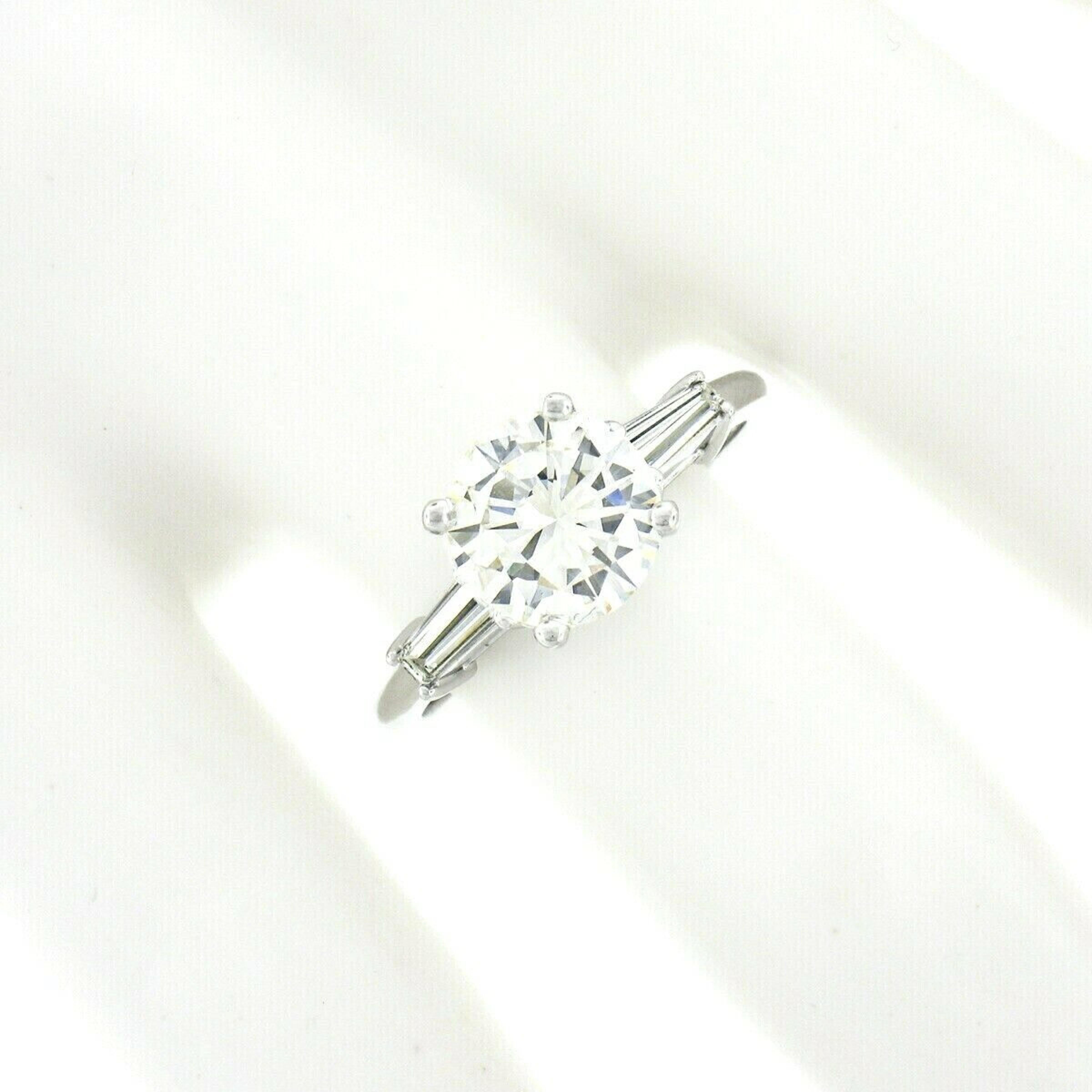 Verlobungsring, Platin 2,4 Karat GIA runder Diamant Solitär Baguette seitlich (Rundschliff)
