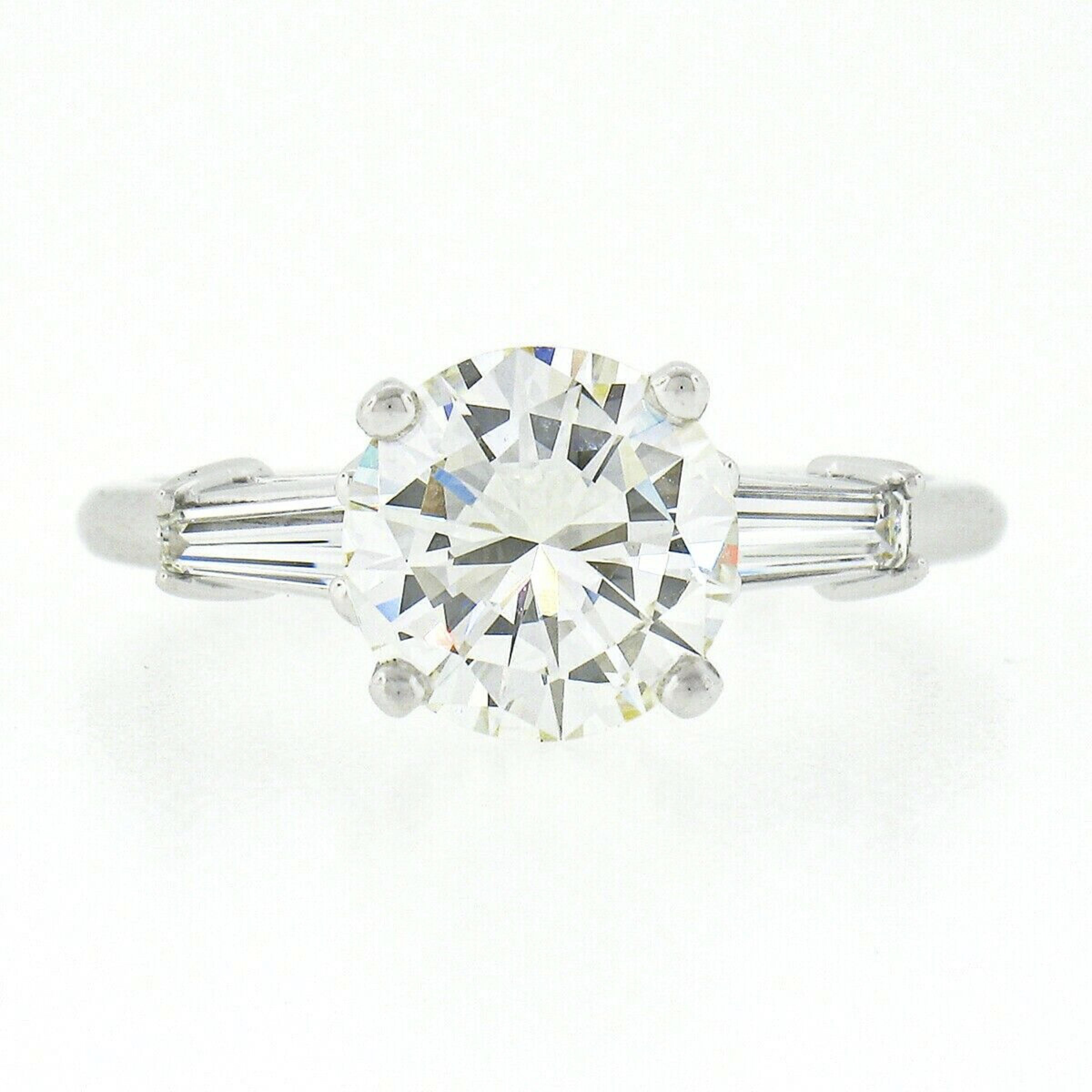 Verlobungsring, Platin 2,4 Karat GIA runder Diamant Solitär Baguette seitlich im Zustand „Gut“ in Montclair, NJ