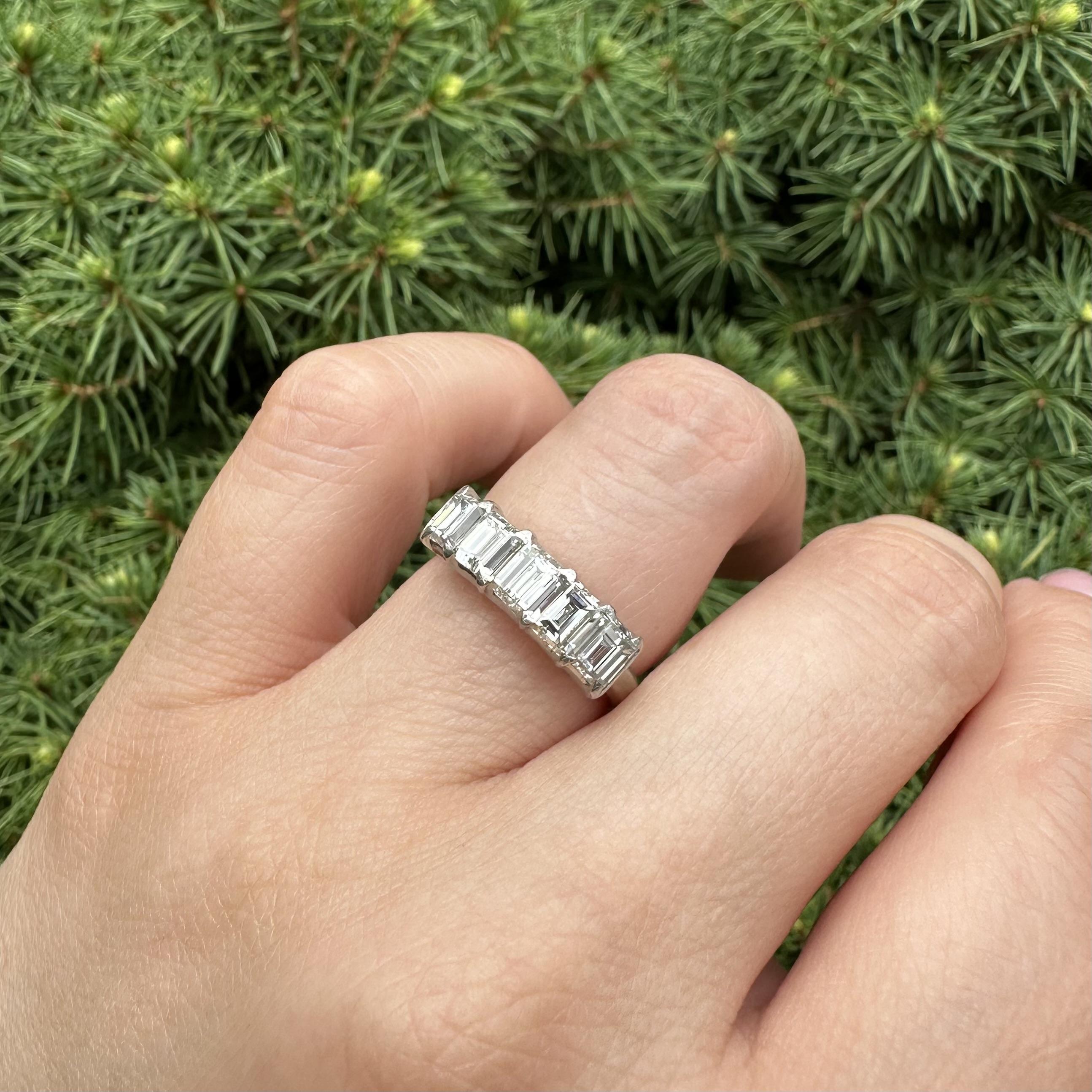 Anello vintage in platino da 2,55 carati con taglio a gradino rettangolare e diamante grande a 5 pietre in vendita 5