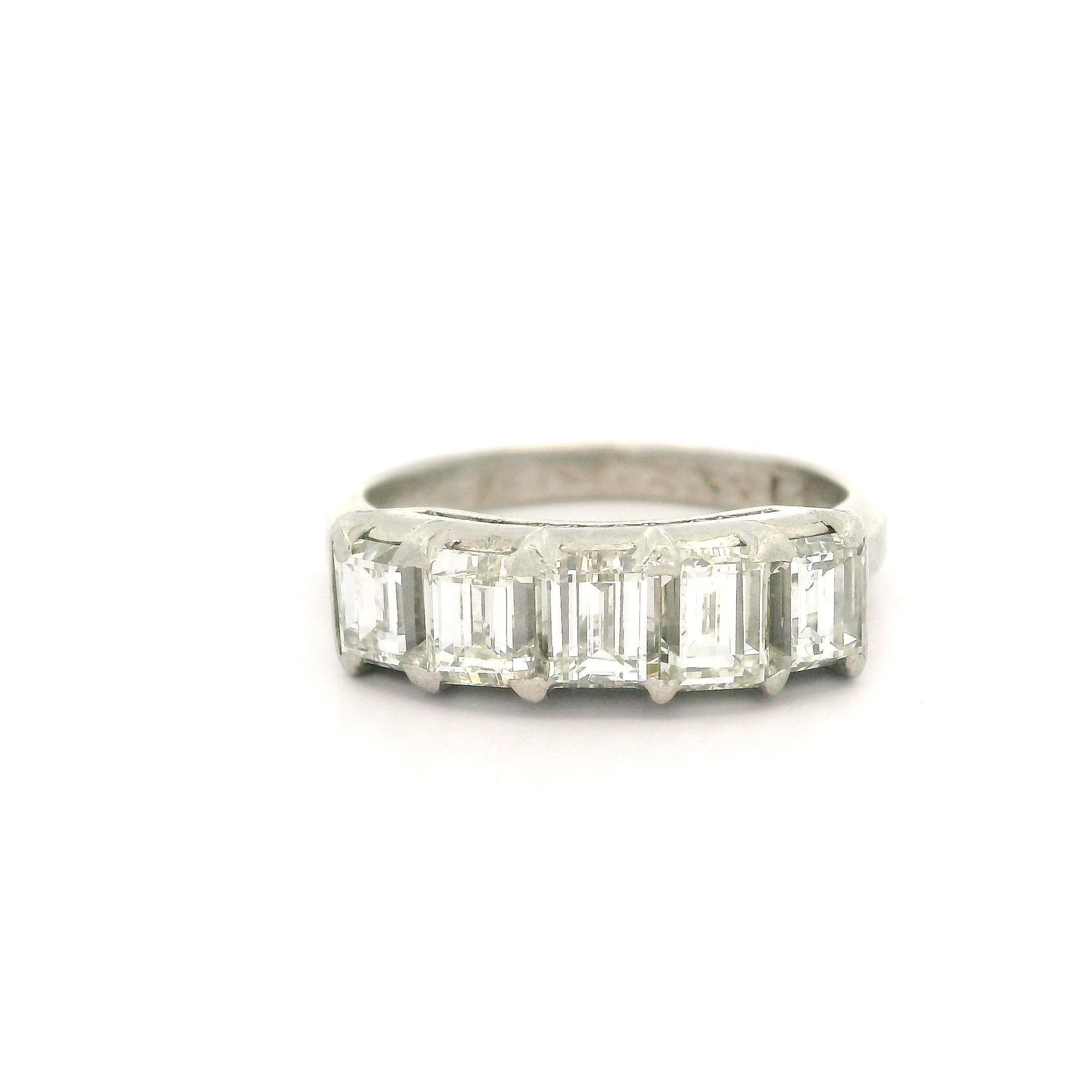 Anello vintage in platino da 2,55 carati con taglio a gradino rettangolare e diamante grande a 5 pietre in vendita 7