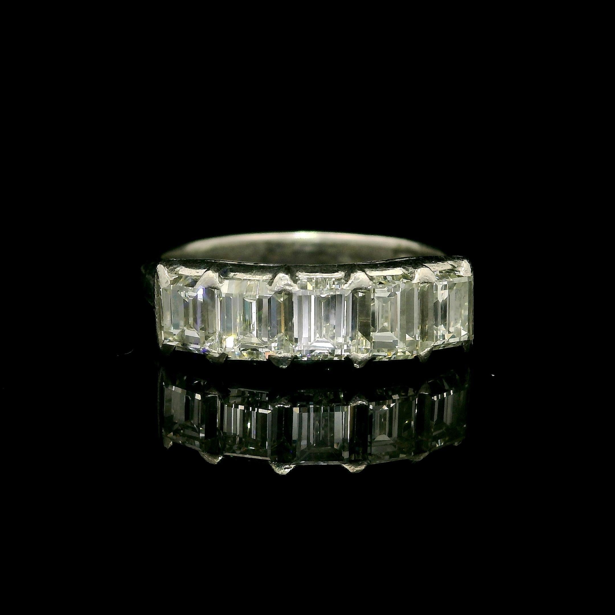 -A. Stone: -
(5) Diamanti naturali autentici - taglio rettangolare - incastonati - colore G/H - purezza VS1/VS2 - 2,55ctw (esatto)

Materiale: Platino solido .800+
Peso totale:  5,54 grammi
Larghezza complessiva: 5,7 mm (0,22