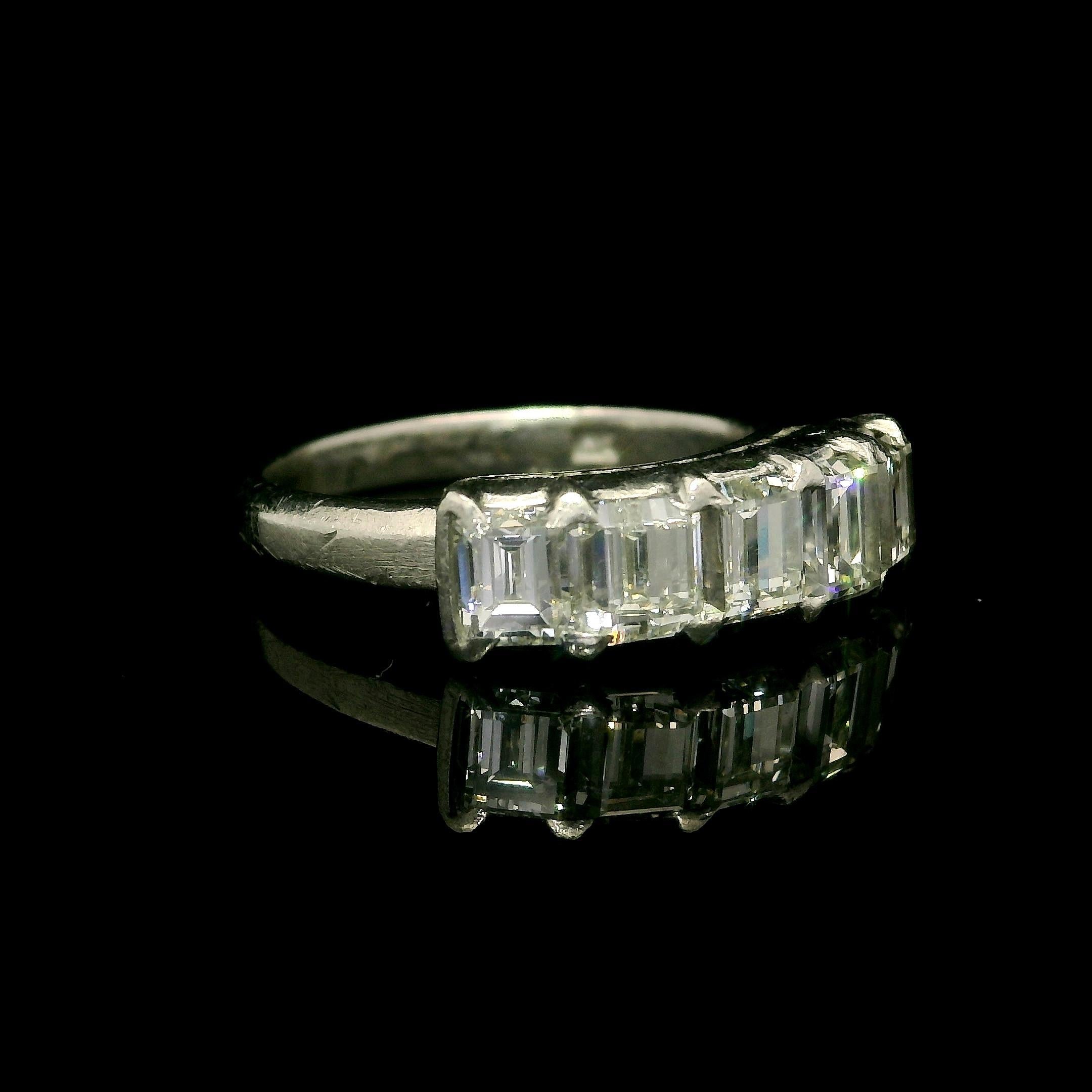 Taglio smeraldo Anello vintage in platino da 2,55 carati con taglio a gradino rettangolare e diamante grande a 5 pietre in vendita