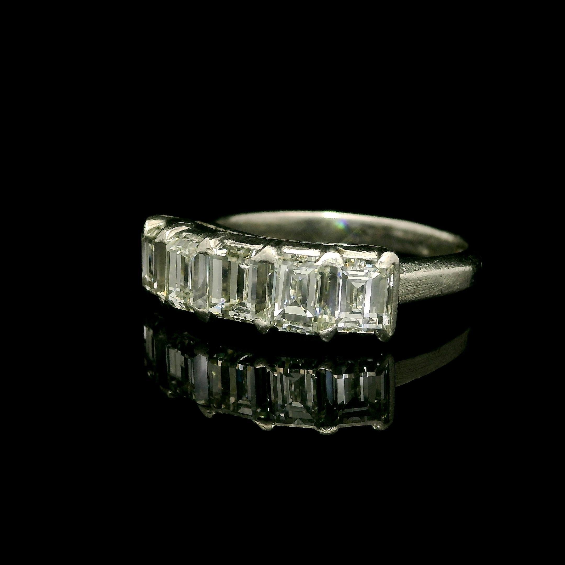Anello vintage in platino da 2,55 carati con taglio a gradino rettangolare e diamante grande a 5 pietre In condizioni buone in vendita a Montclair, NJ