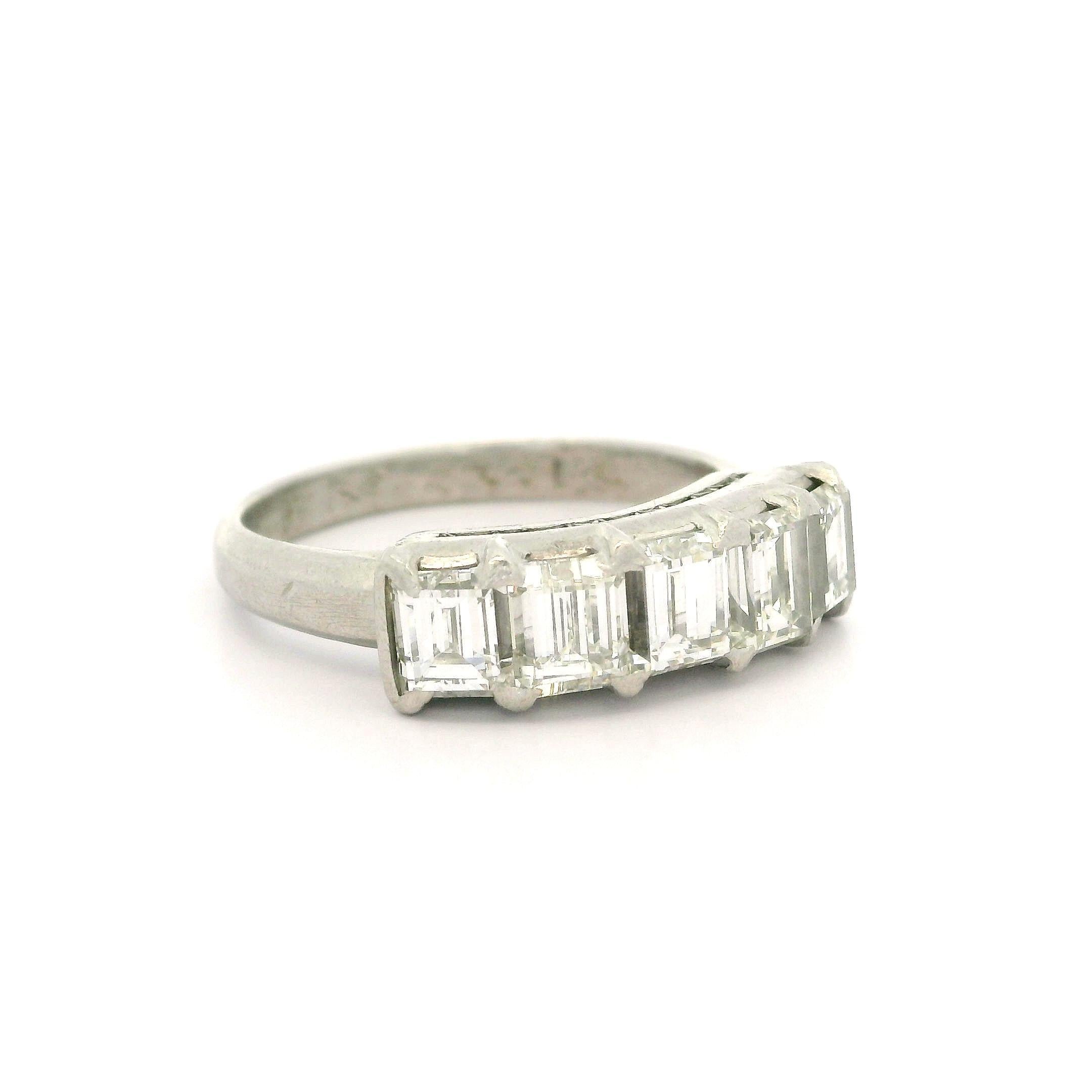 Donna Anello vintage in platino da 2,55 carati con taglio a gradino rettangolare e diamante grande a 5 pietre in vendita