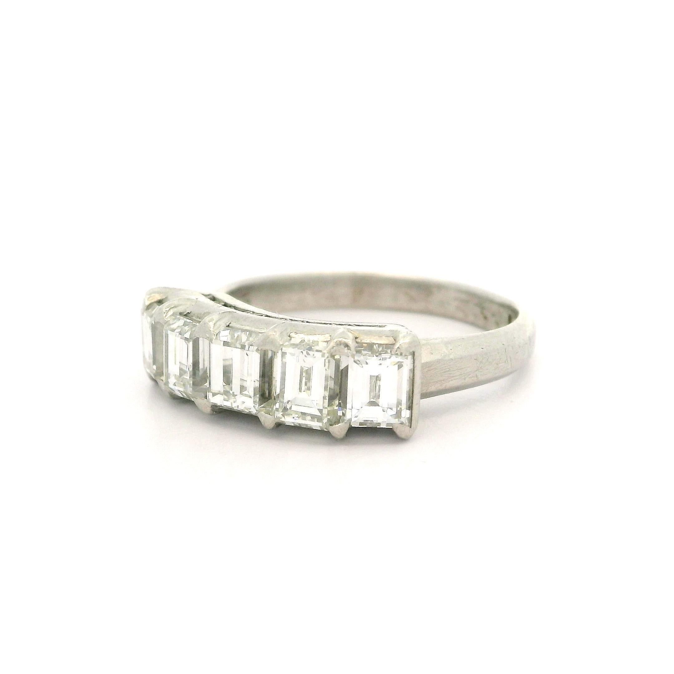 Anello vintage in platino da 2,55 carati con taglio a gradino rettangolare e diamante grande a 5 pietre in vendita 1