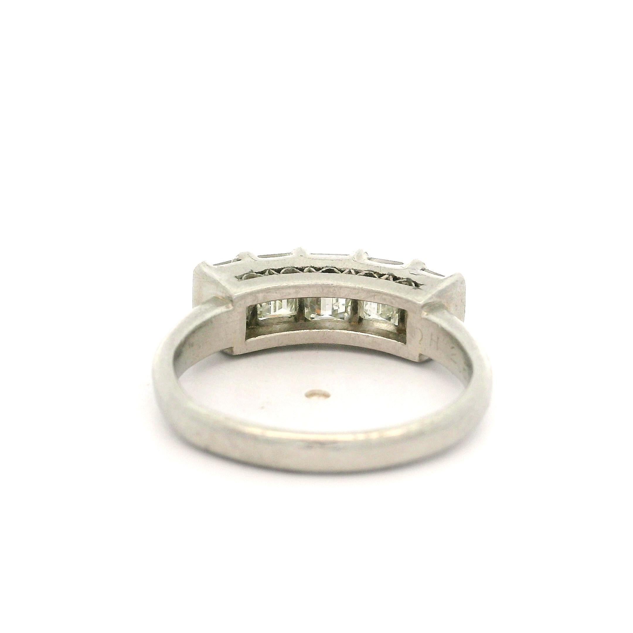 Anello vintage in platino da 2,55 carati con taglio a gradino rettangolare e diamante grande a 5 pietre in vendita 3