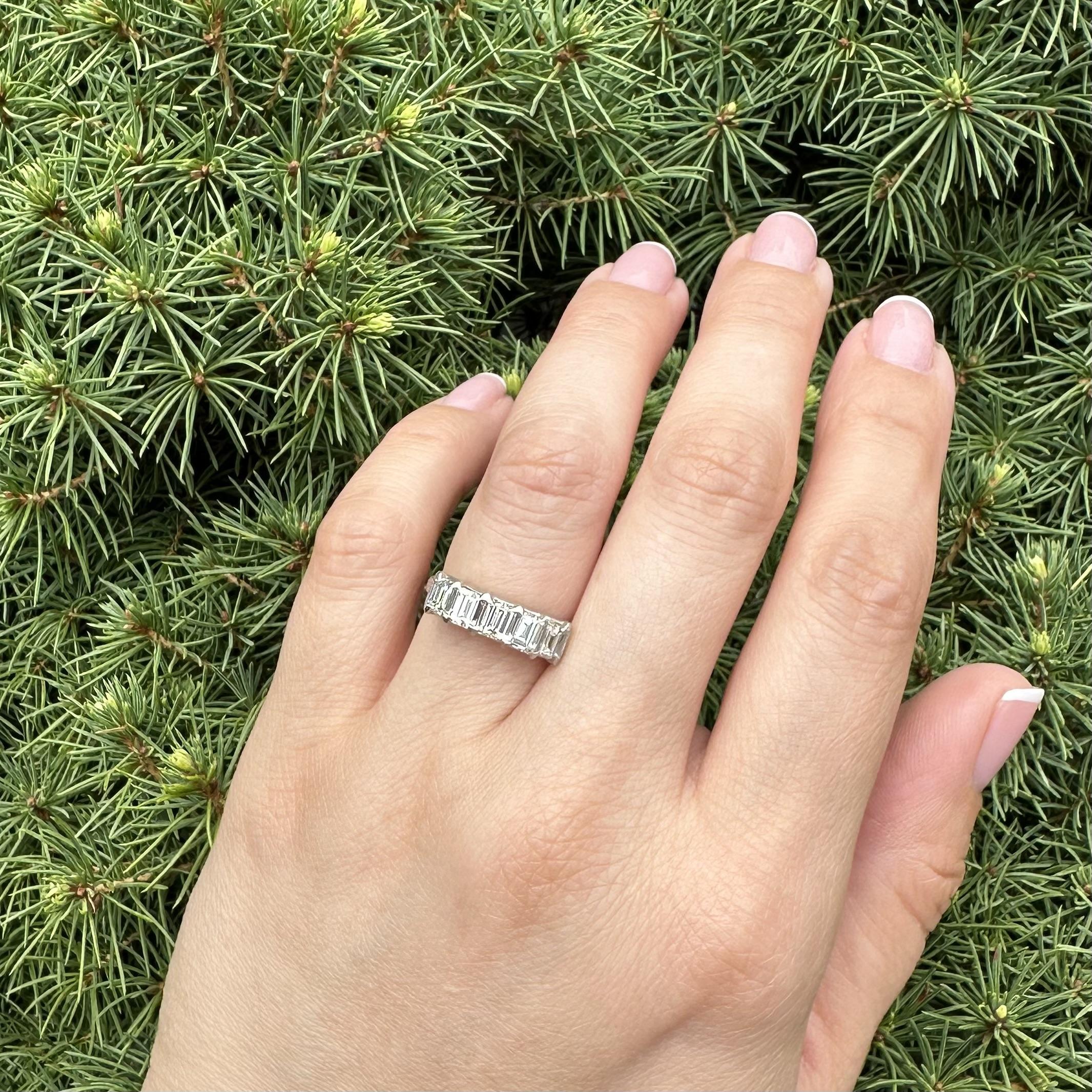 Anello vintage in platino da 2,55 carati con taglio a gradino rettangolare e diamante grande a 5 pietre in vendita 4