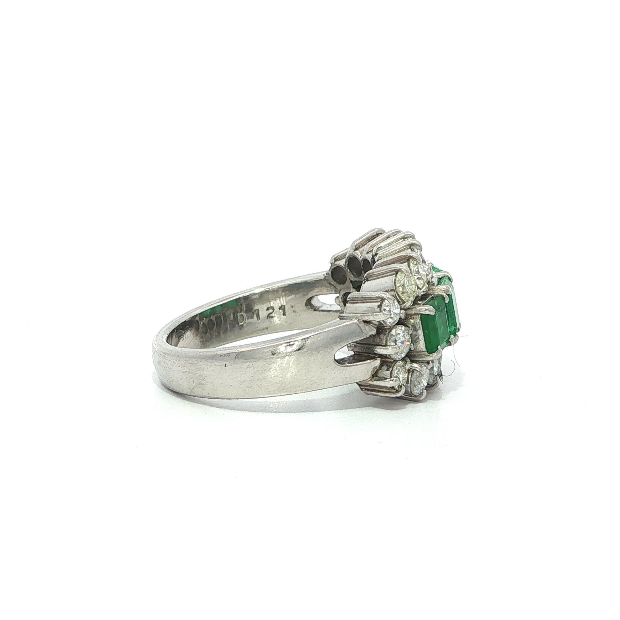 Vintage Platin 2,66ctw abgestufte Smaragde & Diamant Frame Band Ring im Angebot 1