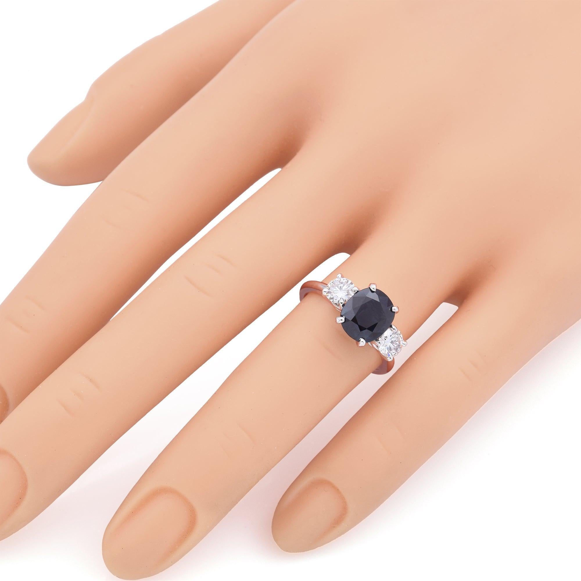 Anillo vintage de platino de tres piedras con zafiro de 2,71 ct y diamantes de 0,96 qt Corte redondo en venta