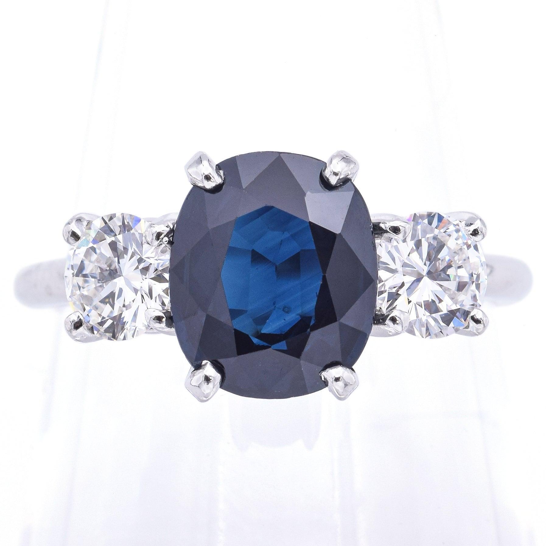 Anillo vintage de platino de tres piedras con zafiro de 2,71 ct y diamantes de 0,96 qt en Bueno estado para la venta en New York, NY