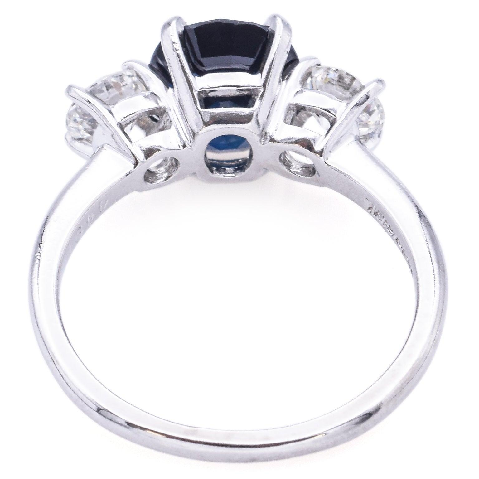 Anillo vintage de platino de tres piedras con zafiro de 2,71 ct y diamantes de 0,96 qt en venta 1