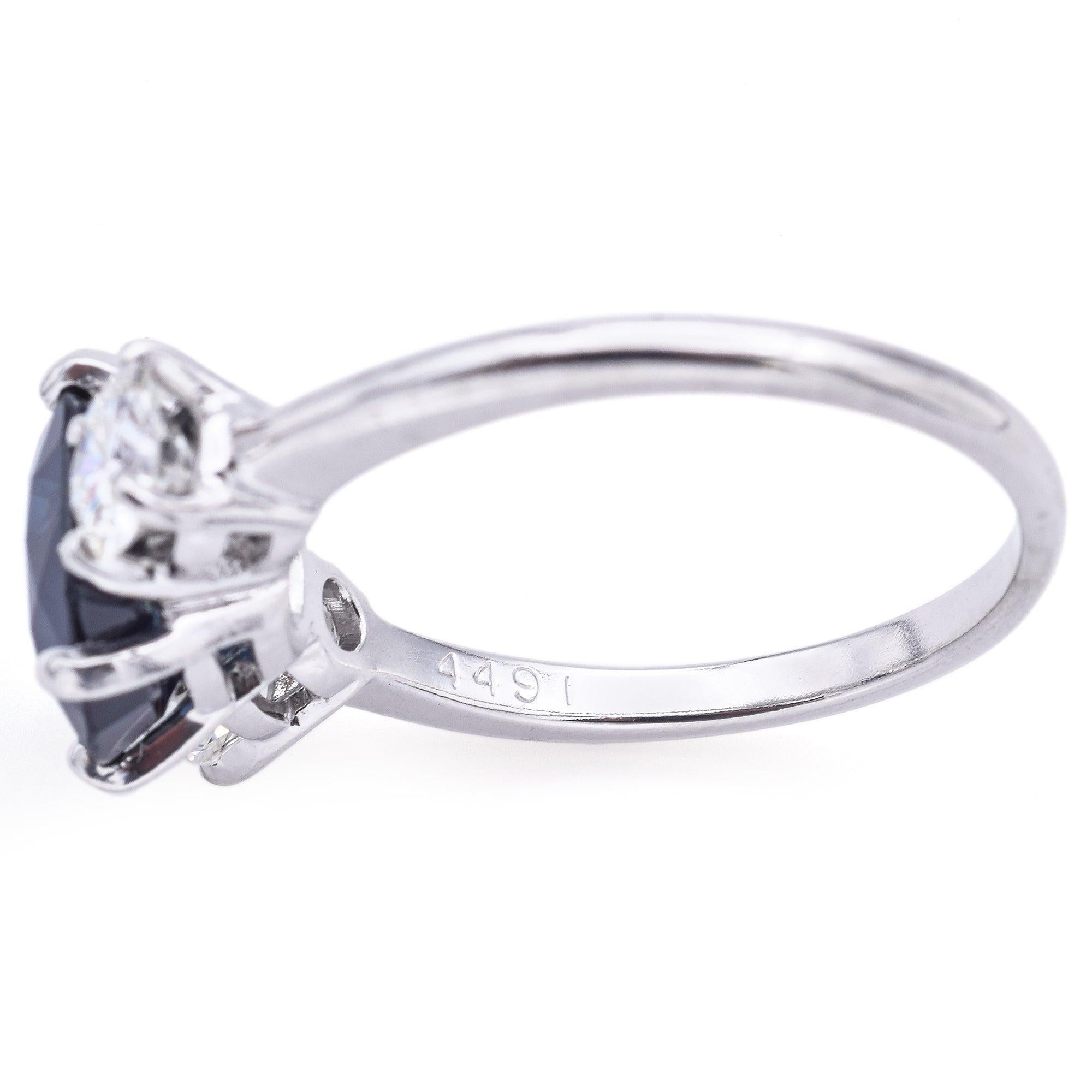 Anillo vintage de platino de tres piedras con zafiro de 2,71 ct y diamantes de 0,96 qt en venta 3