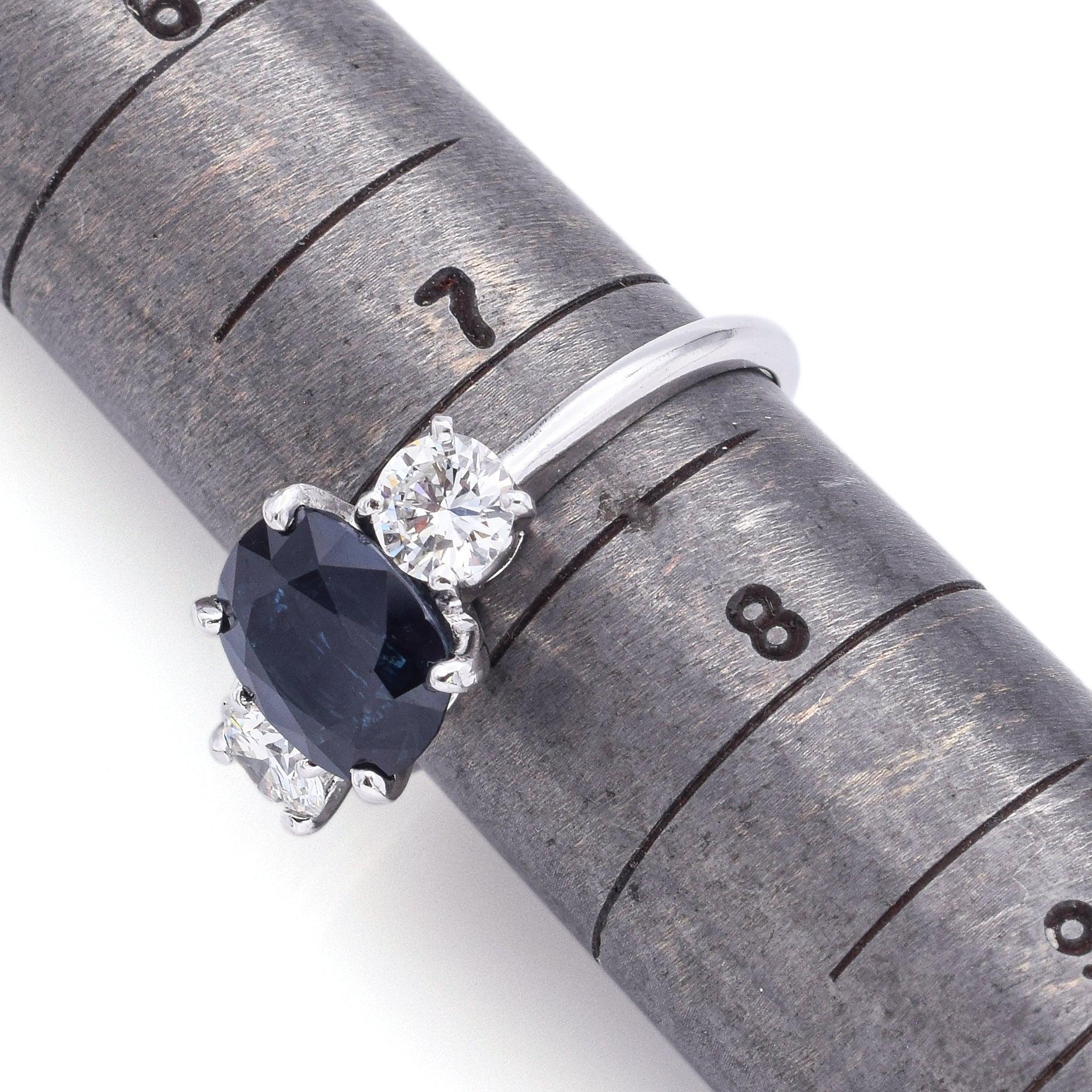 Anillo vintage de platino de tres piedras con zafiro de 2,71 ct y diamantes de 0,96 qt en venta 4