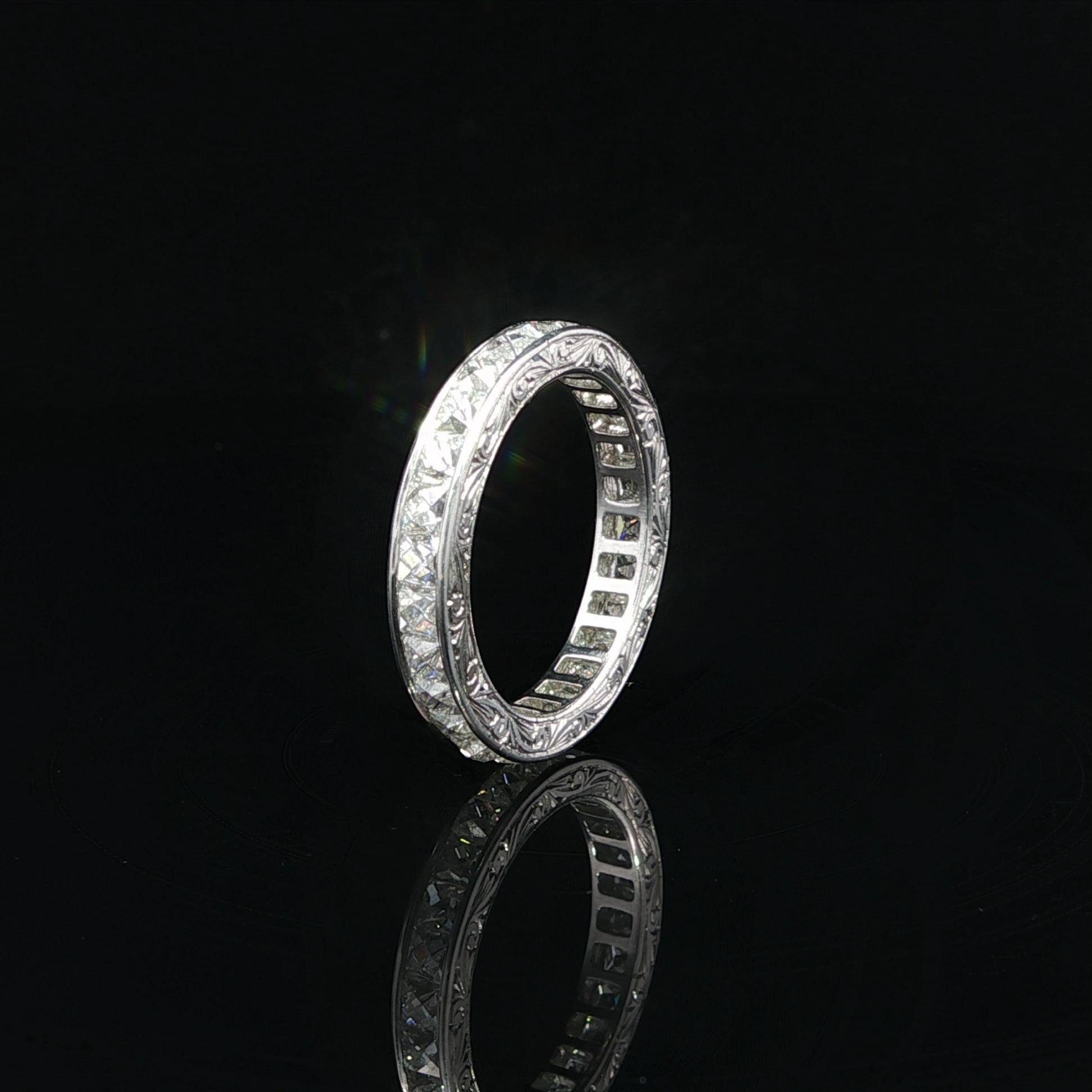 Anello a fascia per l'eternità in platino vintage con diamante taglio francese da 2,75 carati inciso a mano in vendita 1