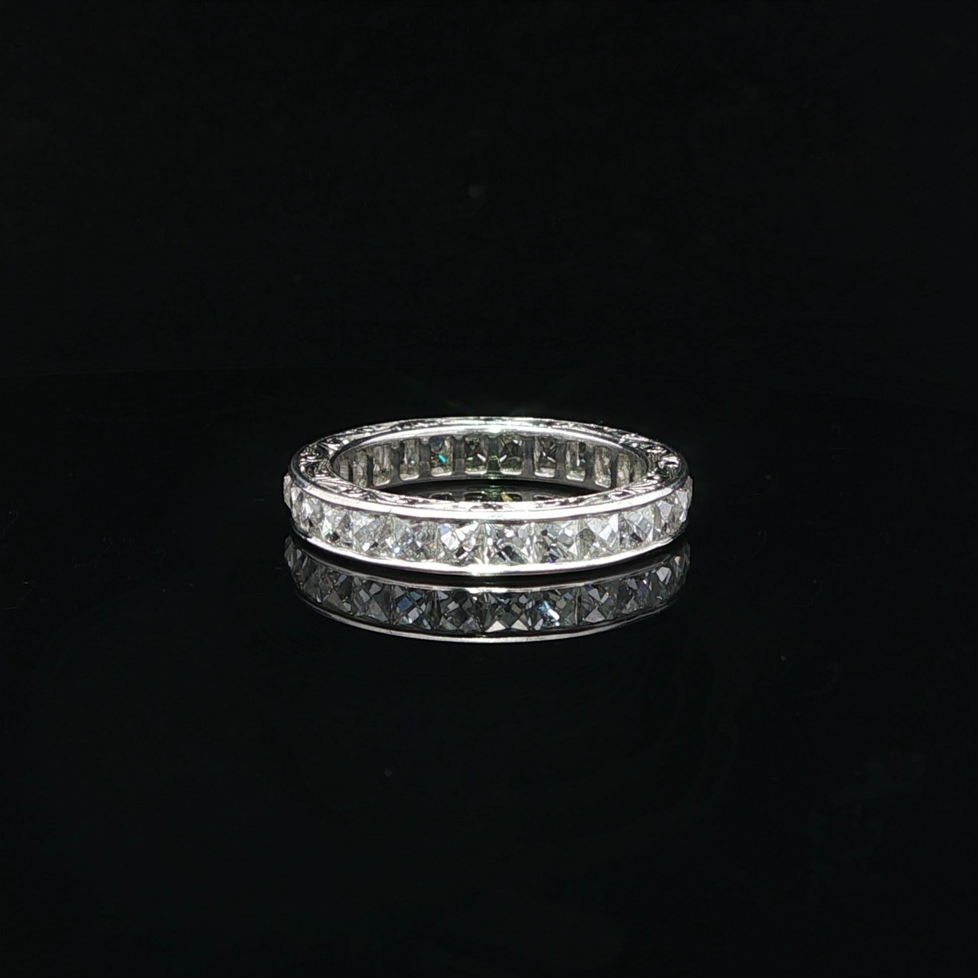 Anello a fascia per l'eternità in platino vintage con diamante taglio francese da 2,75 carati inciso a mano in vendita 2
