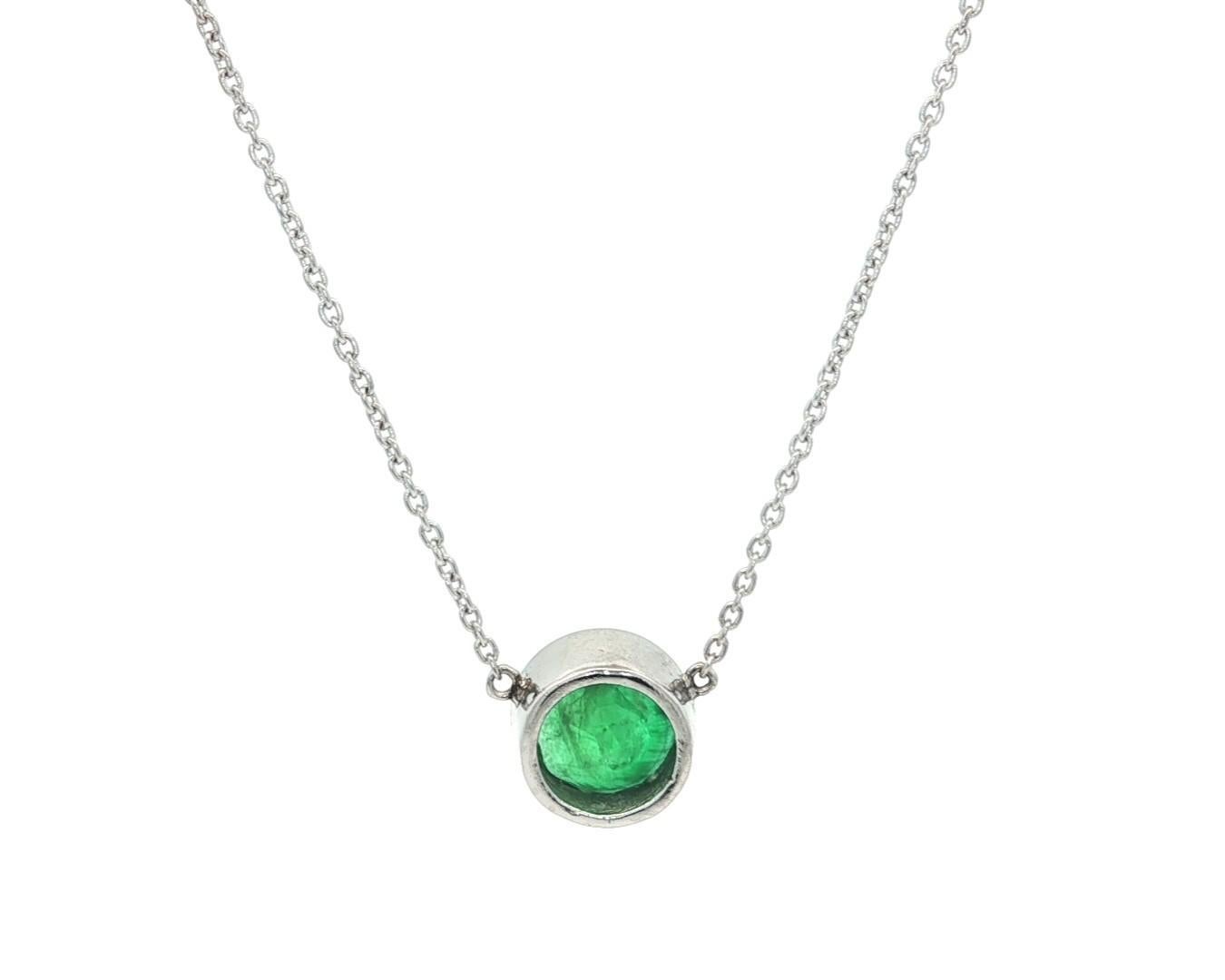 Taglio brillante Vintage By 2ct Round Bezel Emerald Solitaire Pendant Collana Regolabile in vendita