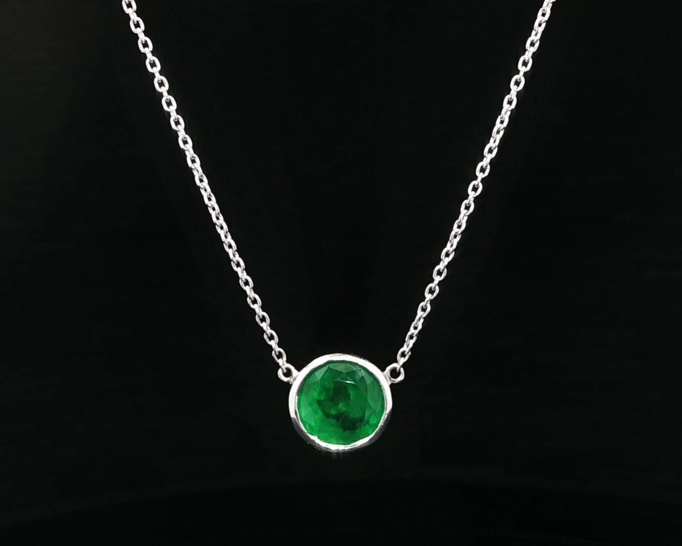 Vintage By 2ct Round Bezel Emerald Solitaire Pendant Collana Regolabile In condizioni buone in vendita a Montclair, NJ