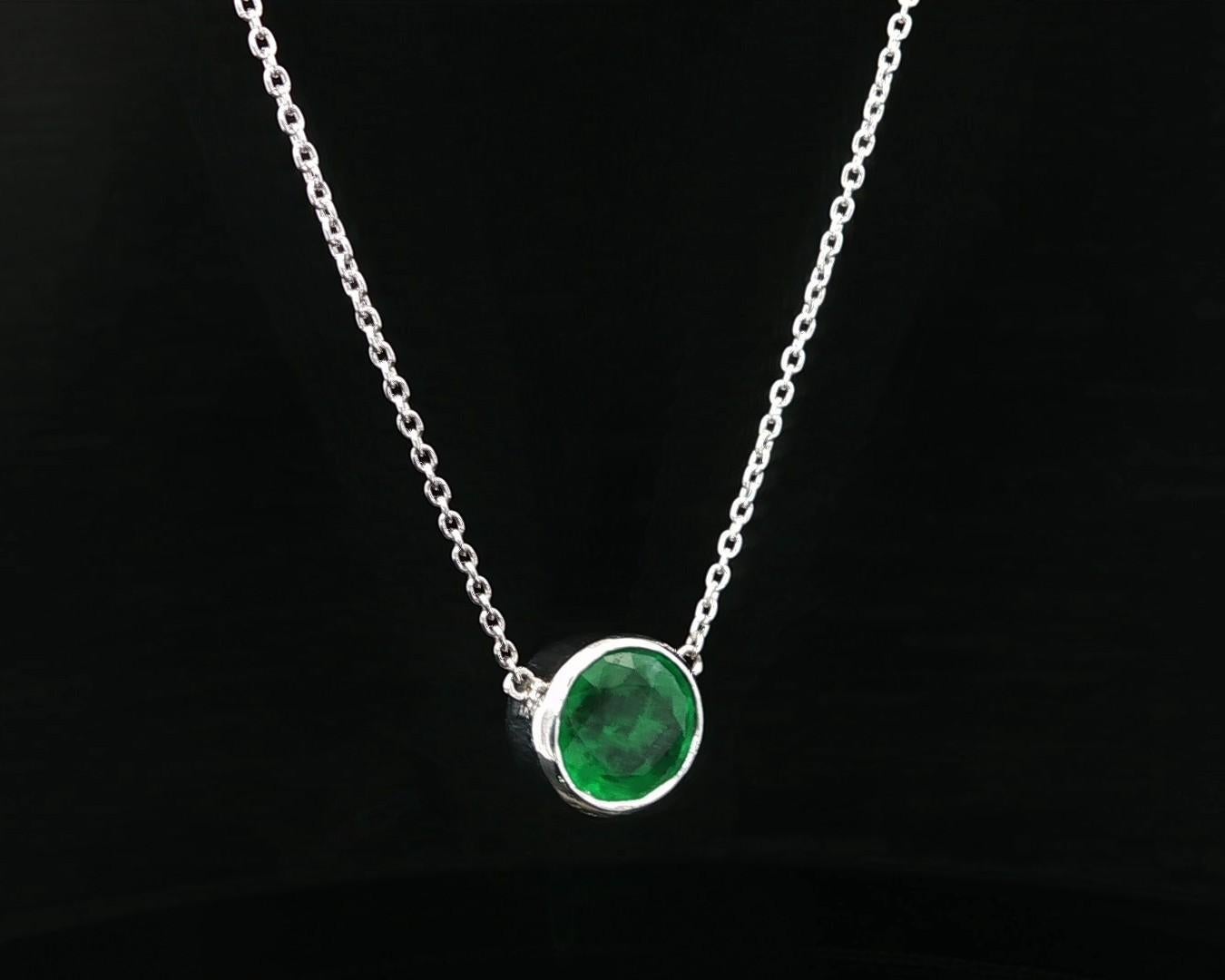 Donna Vintage By 2ct Round Bezel Emerald Solitaire Pendant Collana Regolabile in vendita