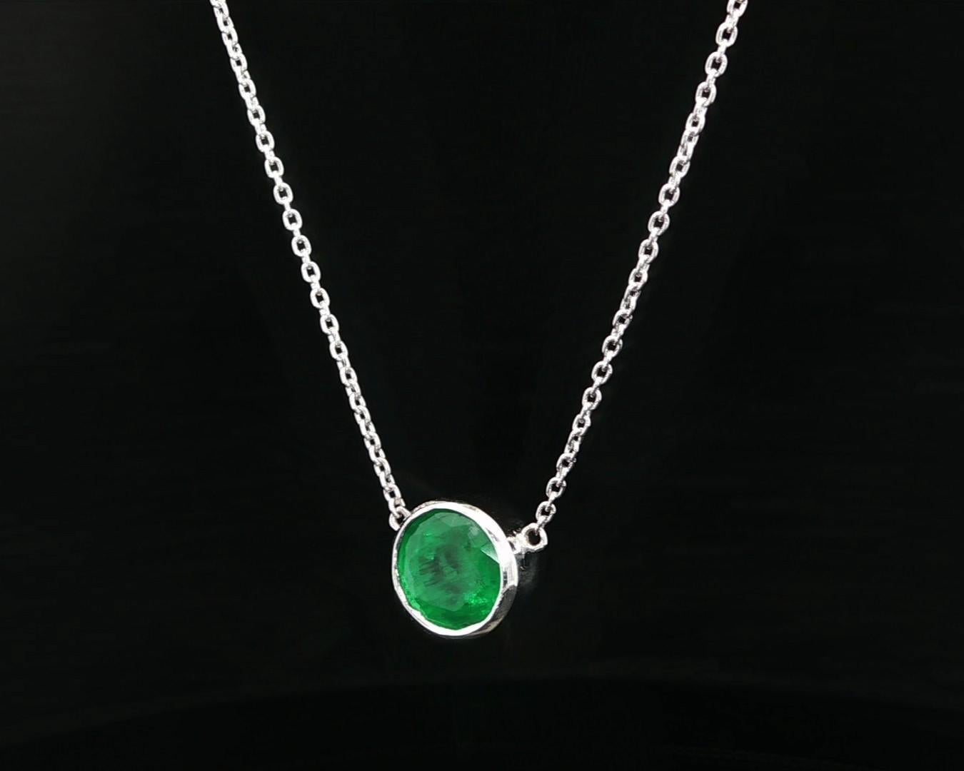 Vintage By 2ct Round Bezel Emerald Solitaire Pendant Collana Regolabile in vendita 1