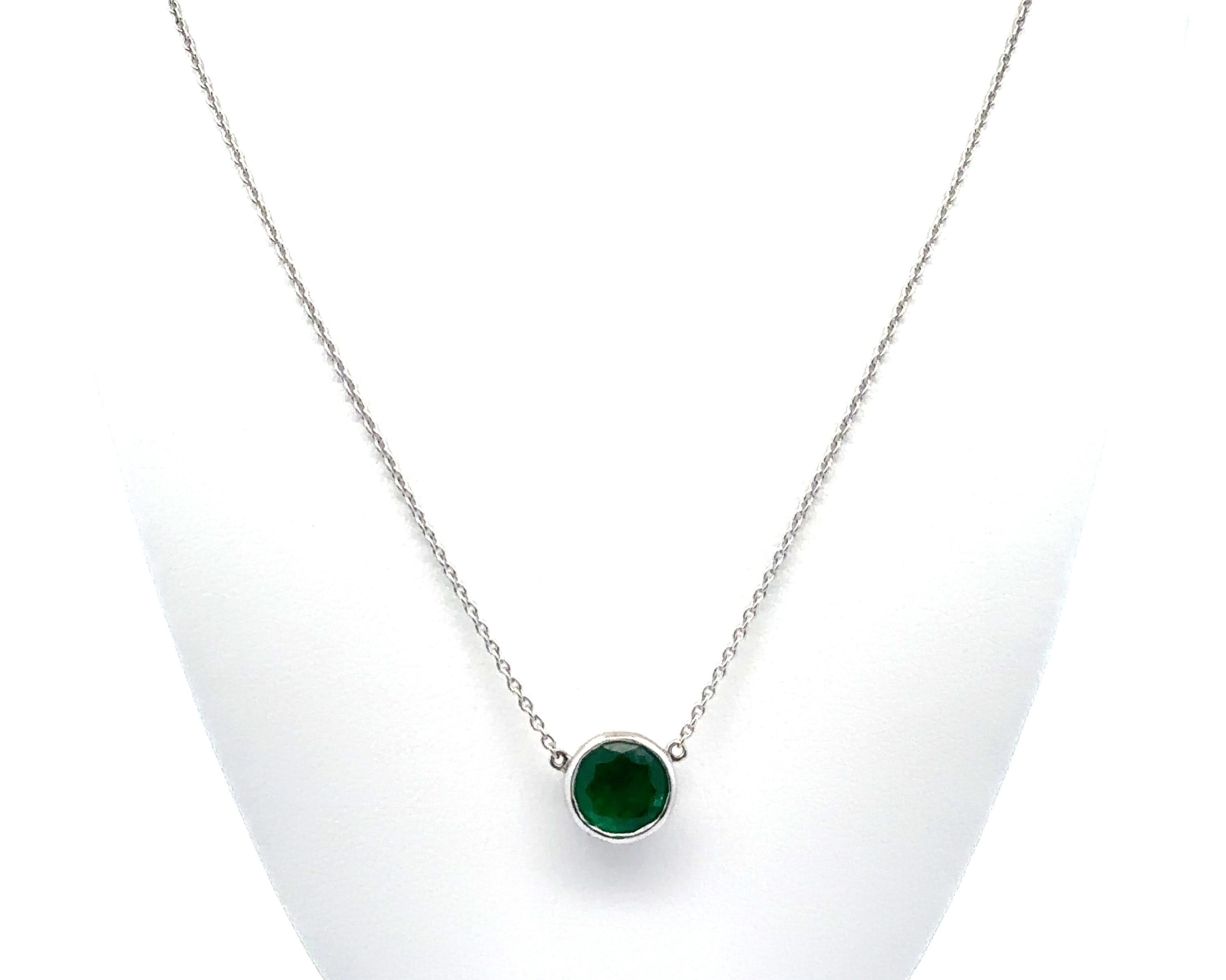 Vintage By 2ct Round Bezel Emerald Solitaire Pendant Collana Regolabile in vendita 4