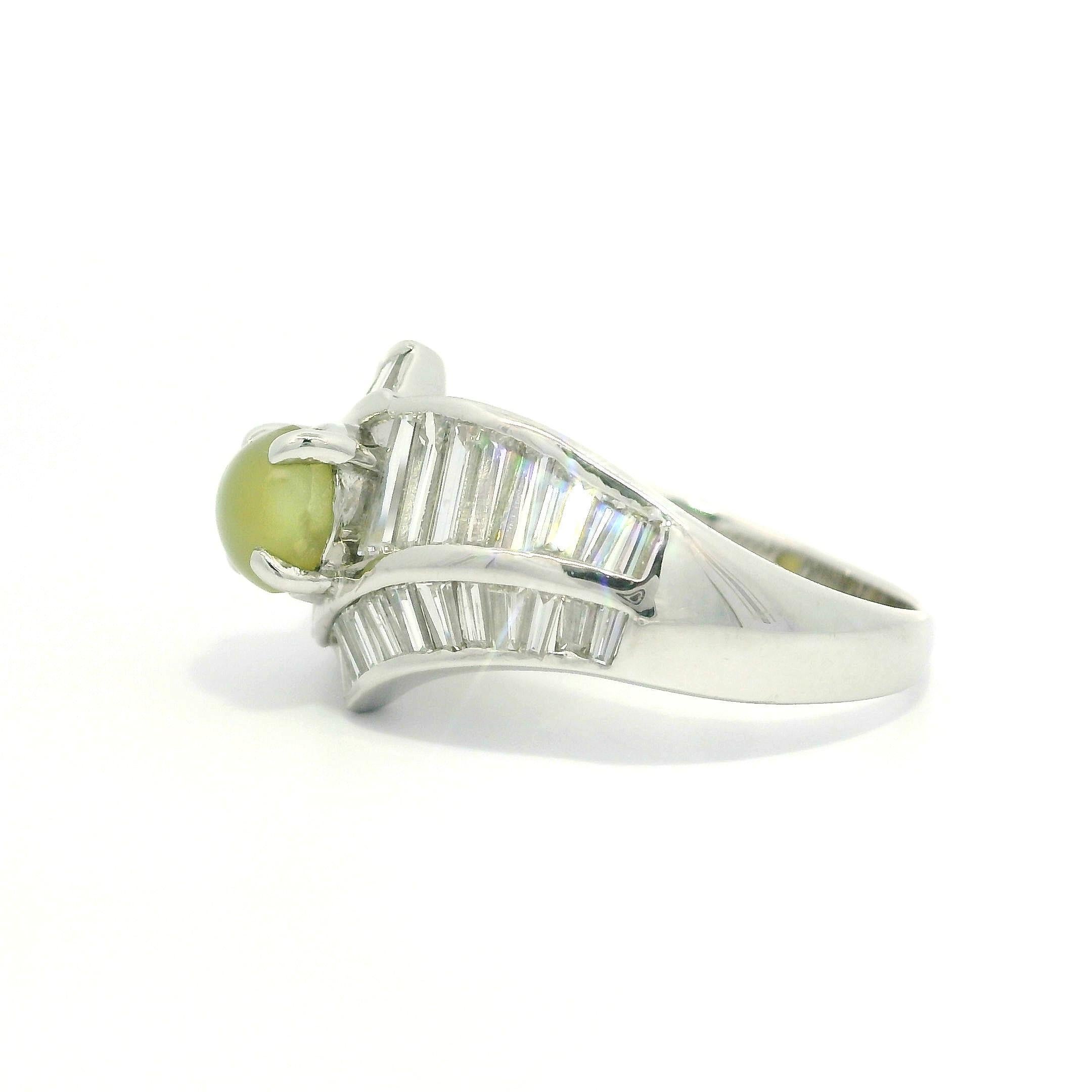 Cabochon Anello vintage in platino con crisoberillo a occhio di gatto e diamanti baguette da 3,02 ct. in vendita