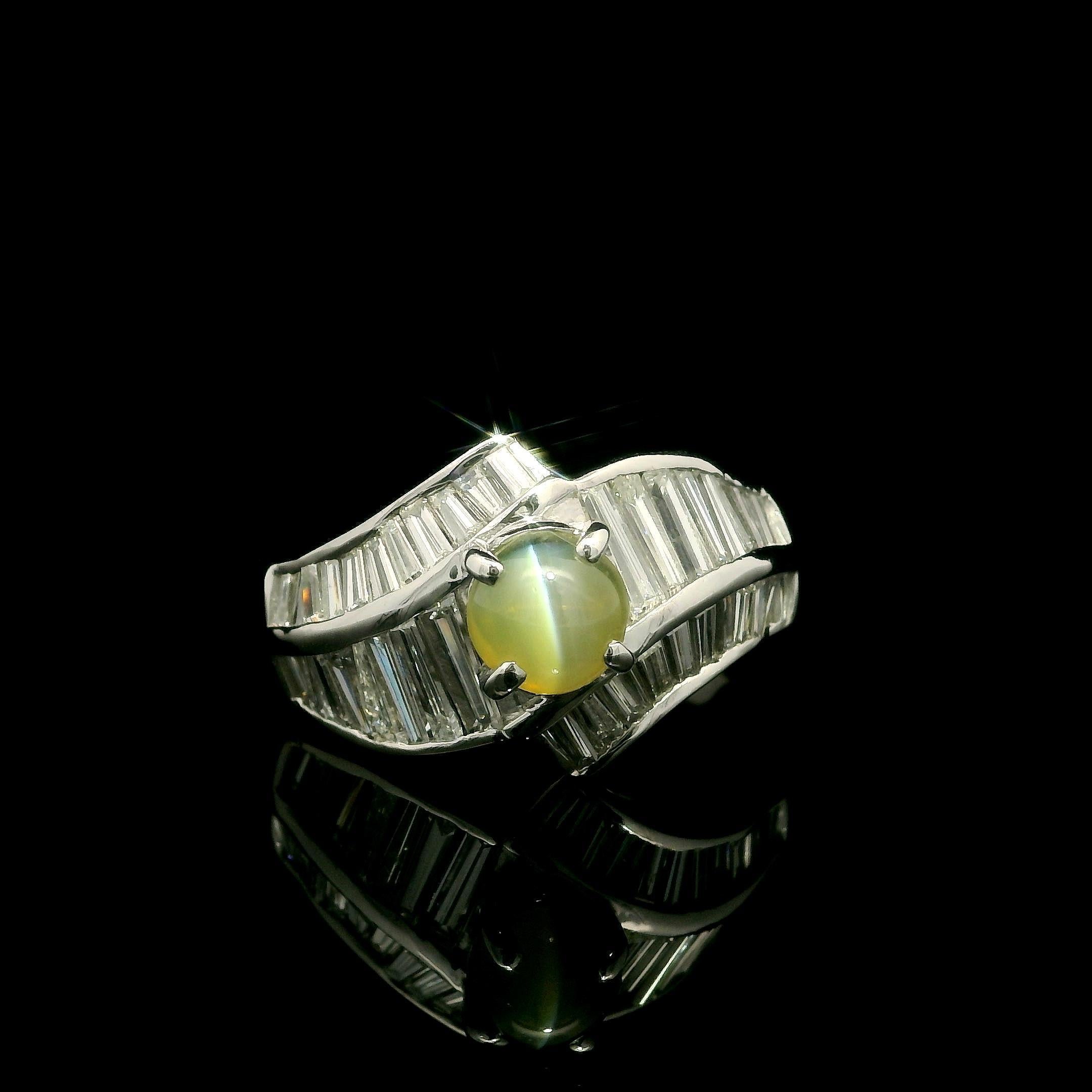 Anello vintage in platino con crisoberillo a occhio di gatto e diamanti baguette da 3,02 ct. in vendita 2
