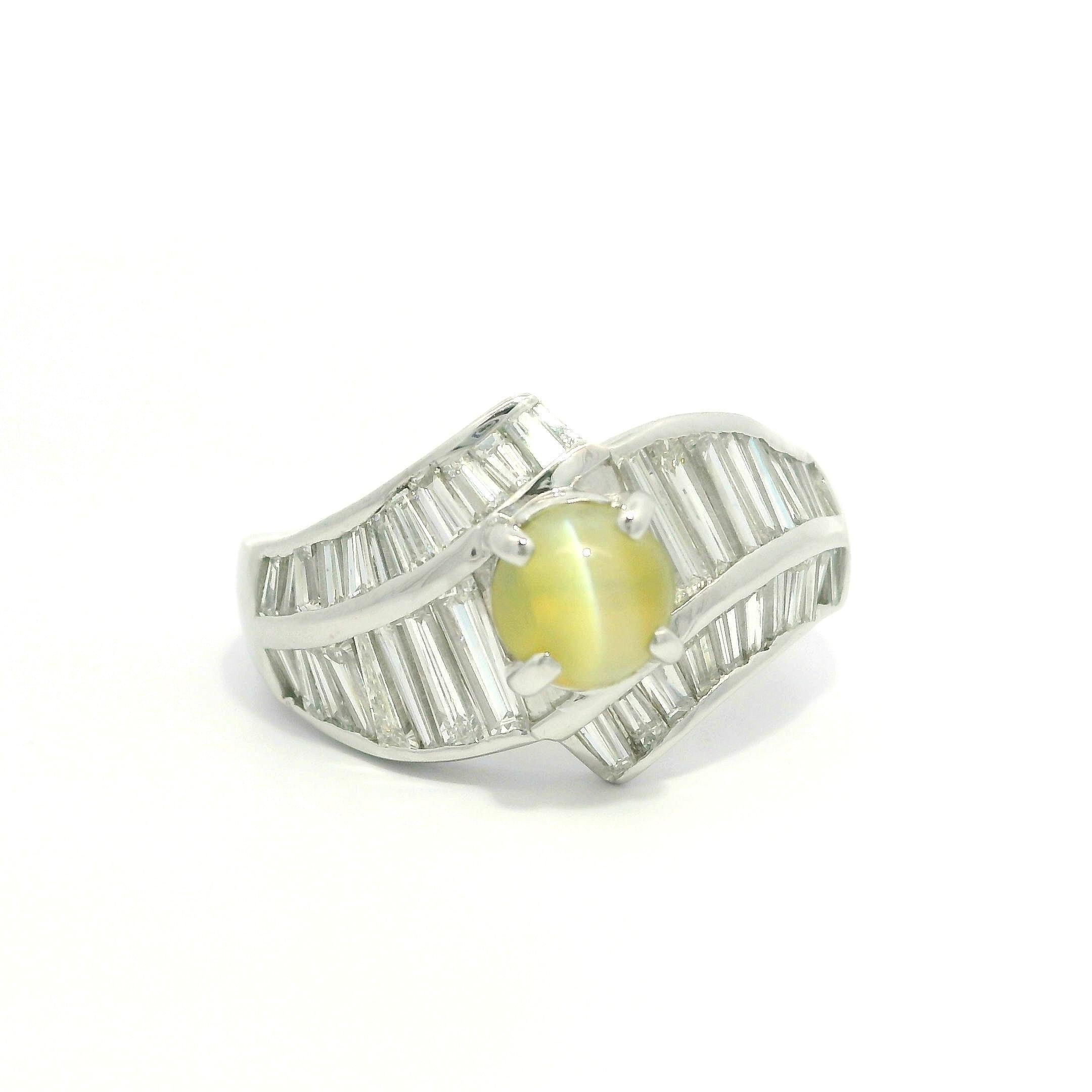 Anello vintage in platino con crisoberillo a occhio di gatto e diamanti baguette da 3,02 ct. in vendita 3