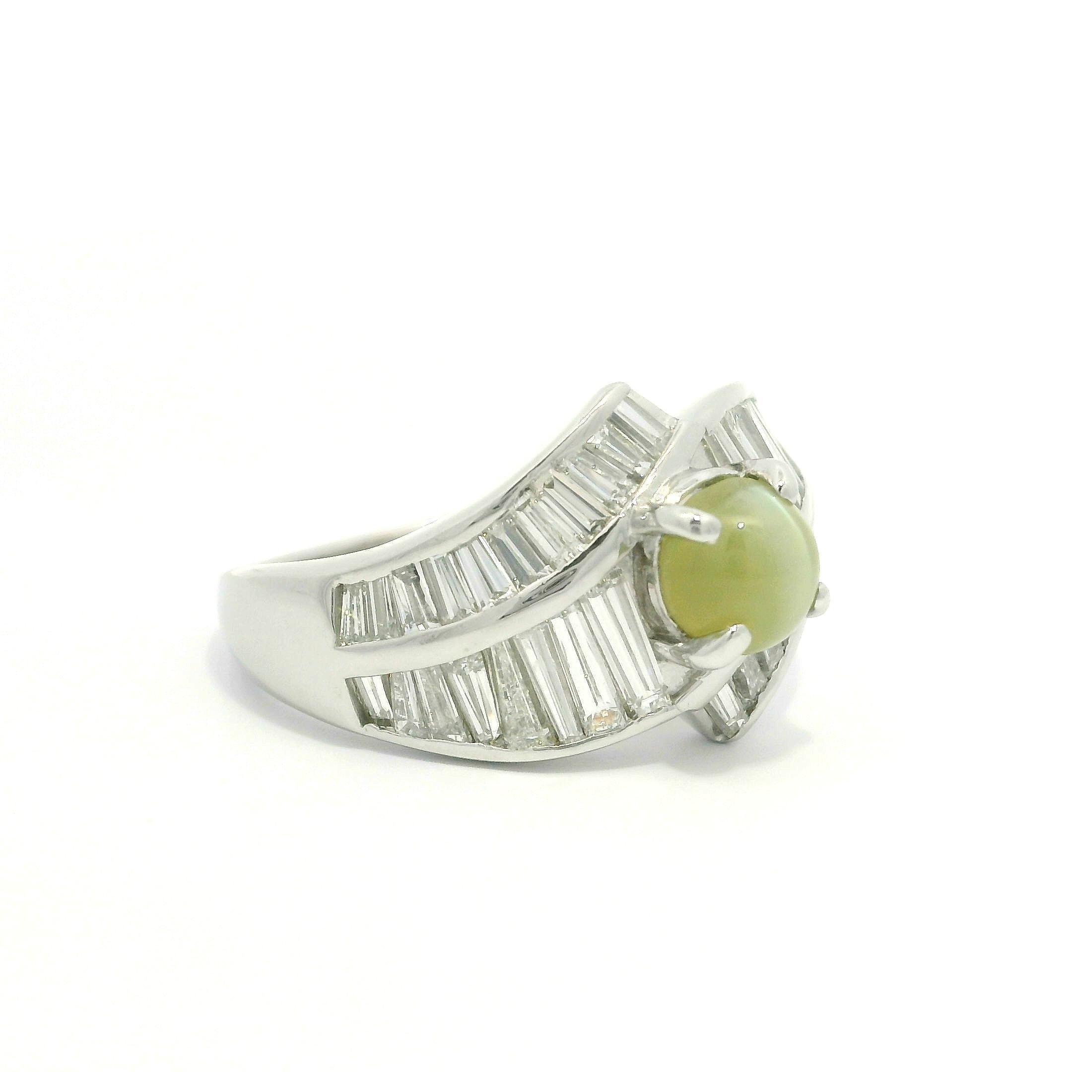 Anello vintage in platino con crisoberillo a occhio di gatto e diamanti baguette da 3,02 ct. in vendita 4