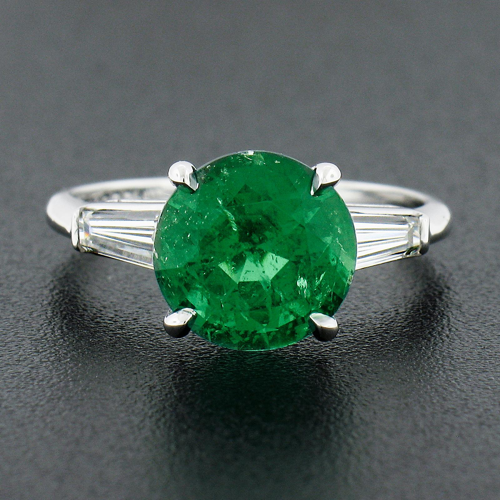 Platin 3,04 Karat GIA runder Brillantgrüner Smaragd Baguette Diamantring (Rundschliff) im Angebot
