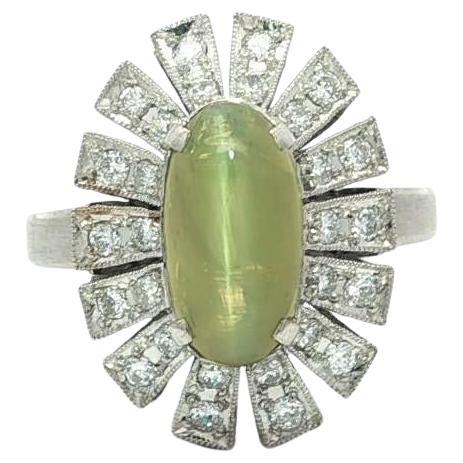 Anello ovale vintage in platino da 3,09 carati con occhio di gatto e pave di diamanti svasati