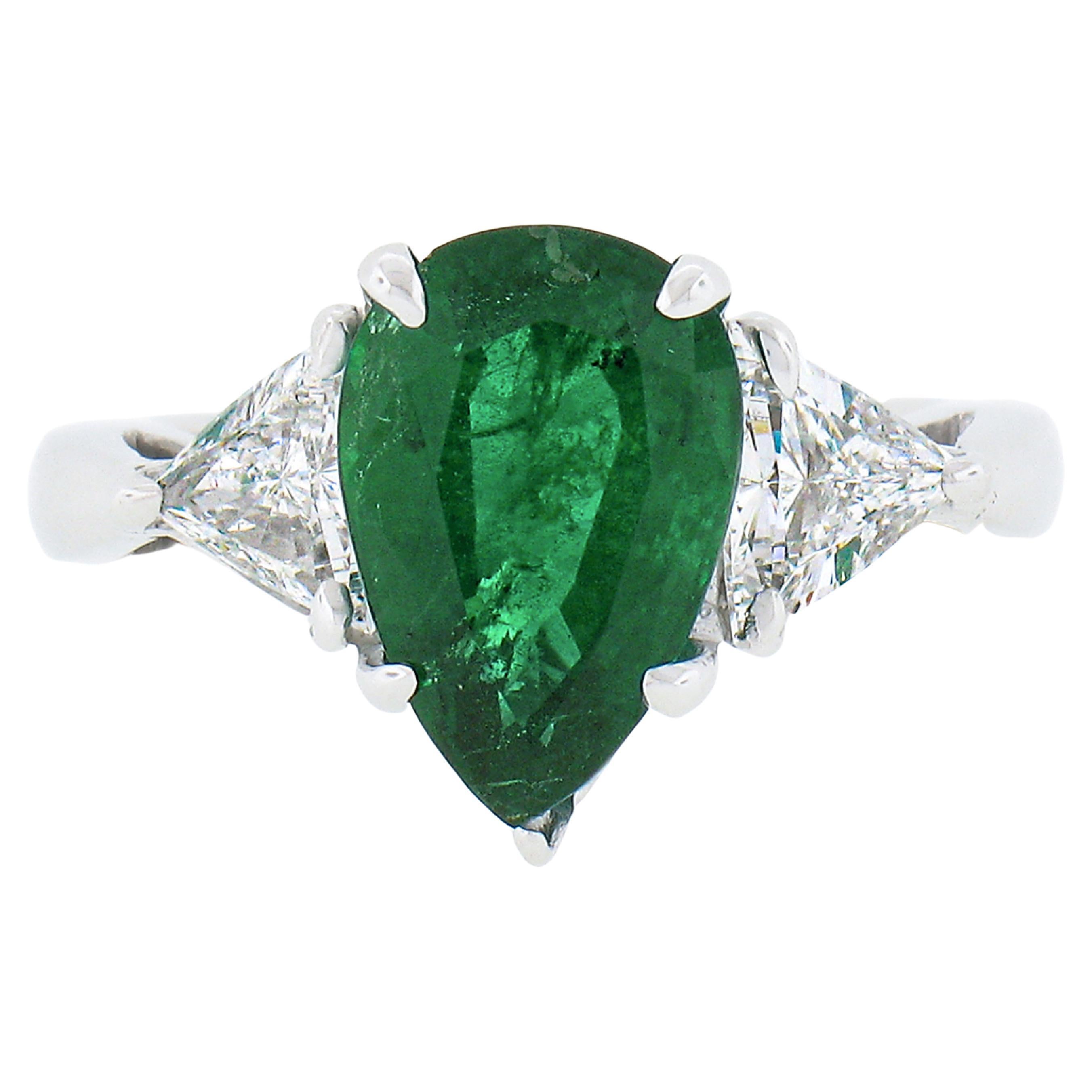 Bague vintage en platine 3.18ctw GIA Pear Green Emerald w/ Trillion Diamond 3 Stone Ring