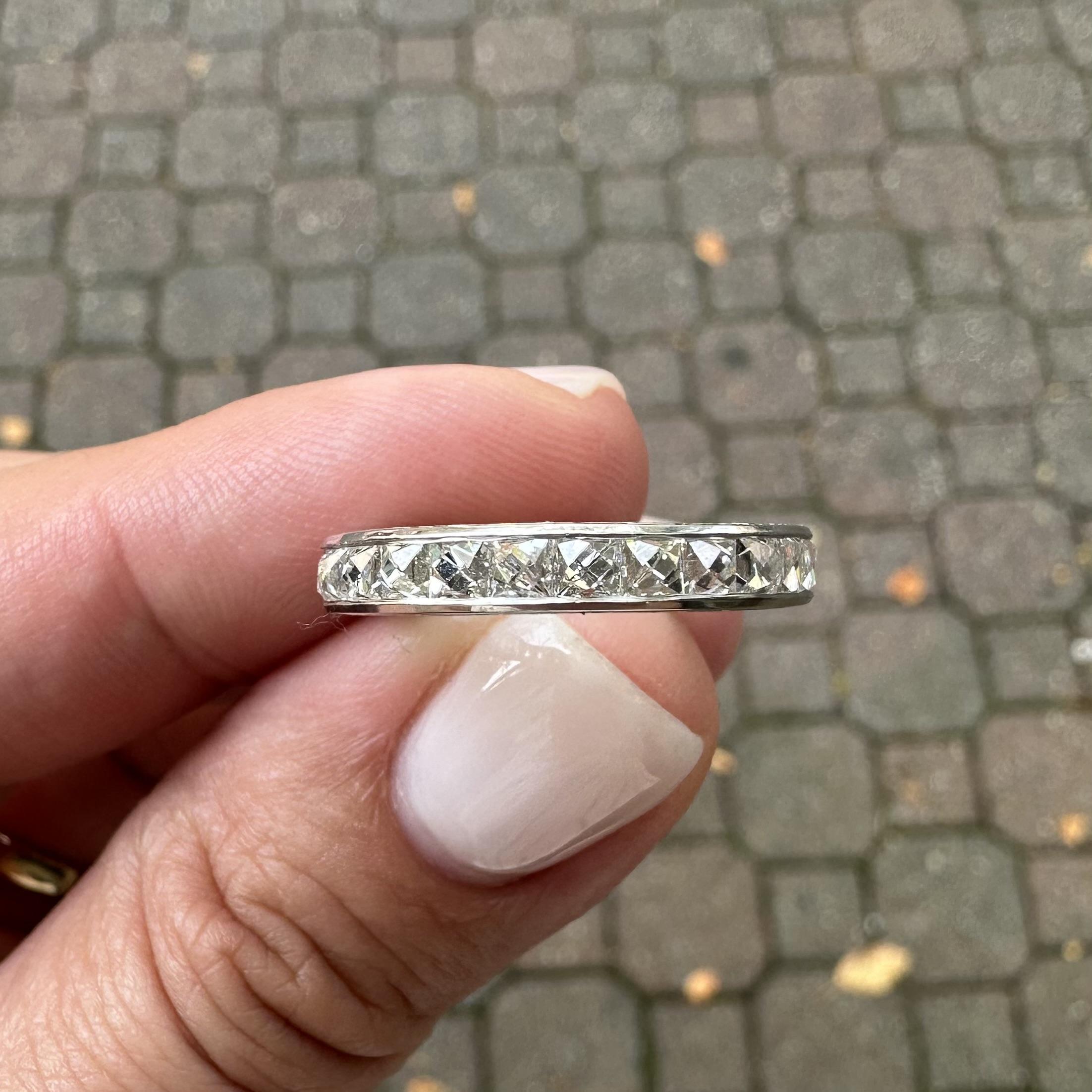 --Pietre: --
(26) Diamanti naturali autentici - Taglio francese antico - Incastonatura a canale - Bei diamanti bianchi Brillianti - 3,45ctw (circa)

Materiale: Platino solido .900+
Peso: 5,1 grammi
Misura dell'anello: 6.0 (adattato a un dito,