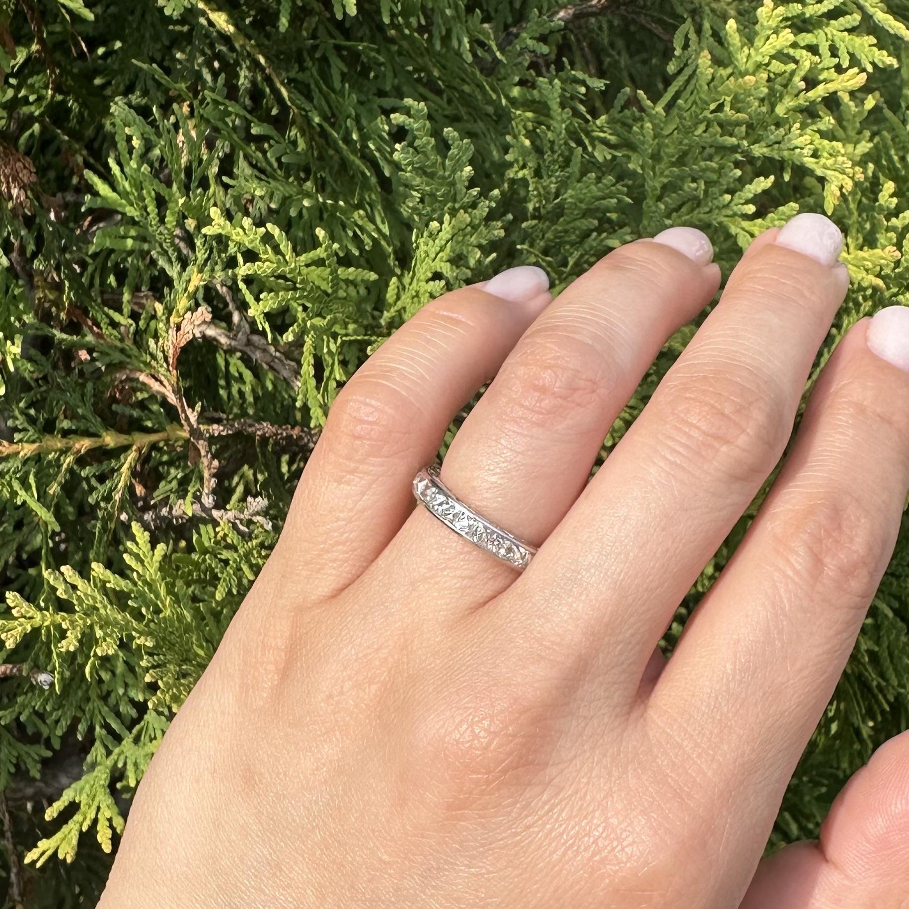 Taglio francese Vintage By in platino con diamante taglio francese da 3,45 ct. inciso su canale e fascia di eternità in vendita