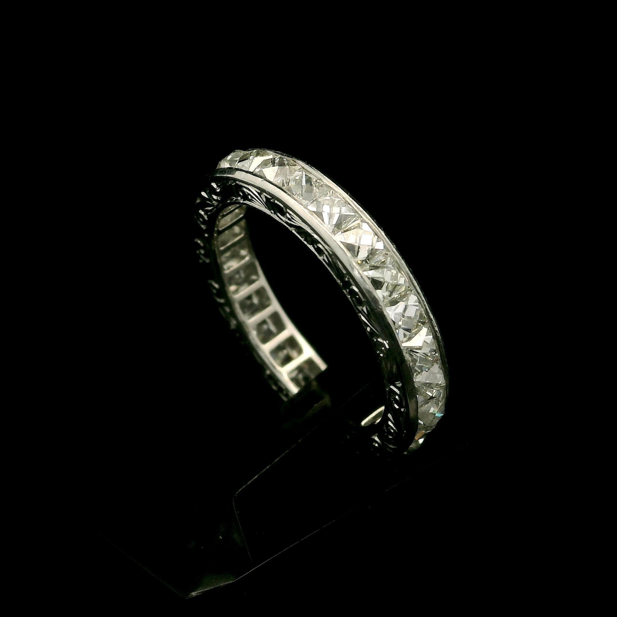 Donna Vintage By in platino con diamante taglio francese da 3,45 ct. inciso su canale e fascia di eternità in vendita