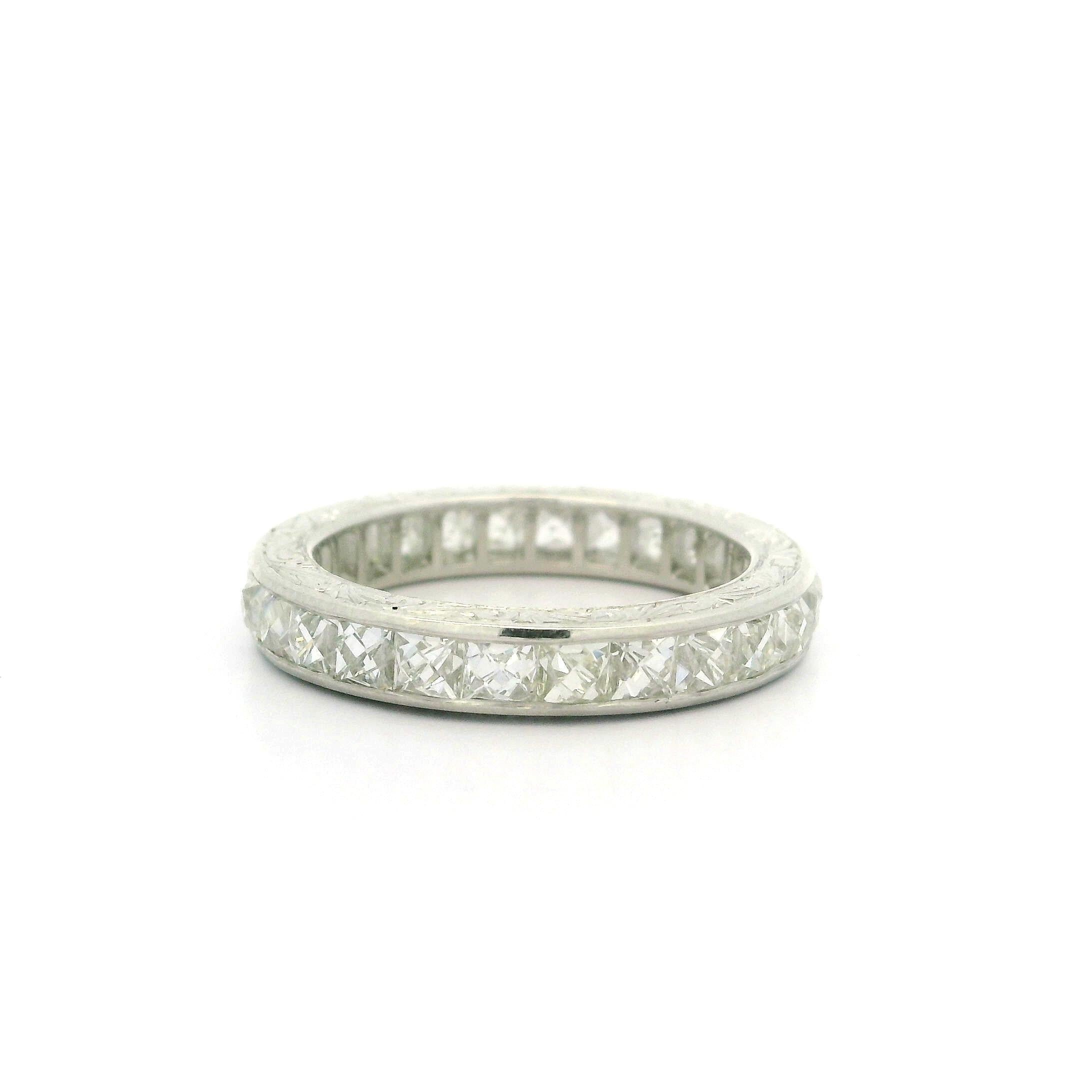 Vintage By in platino con diamante taglio francese da 3,45 ct. inciso su canale e fascia di eternità in vendita 1
