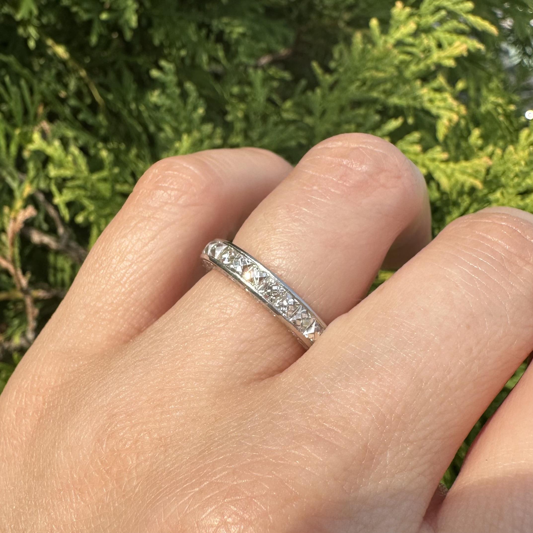 Vintage By in platino con diamante taglio francese da 3,45 ct. inciso su canale e fascia di eternità in vendita 2