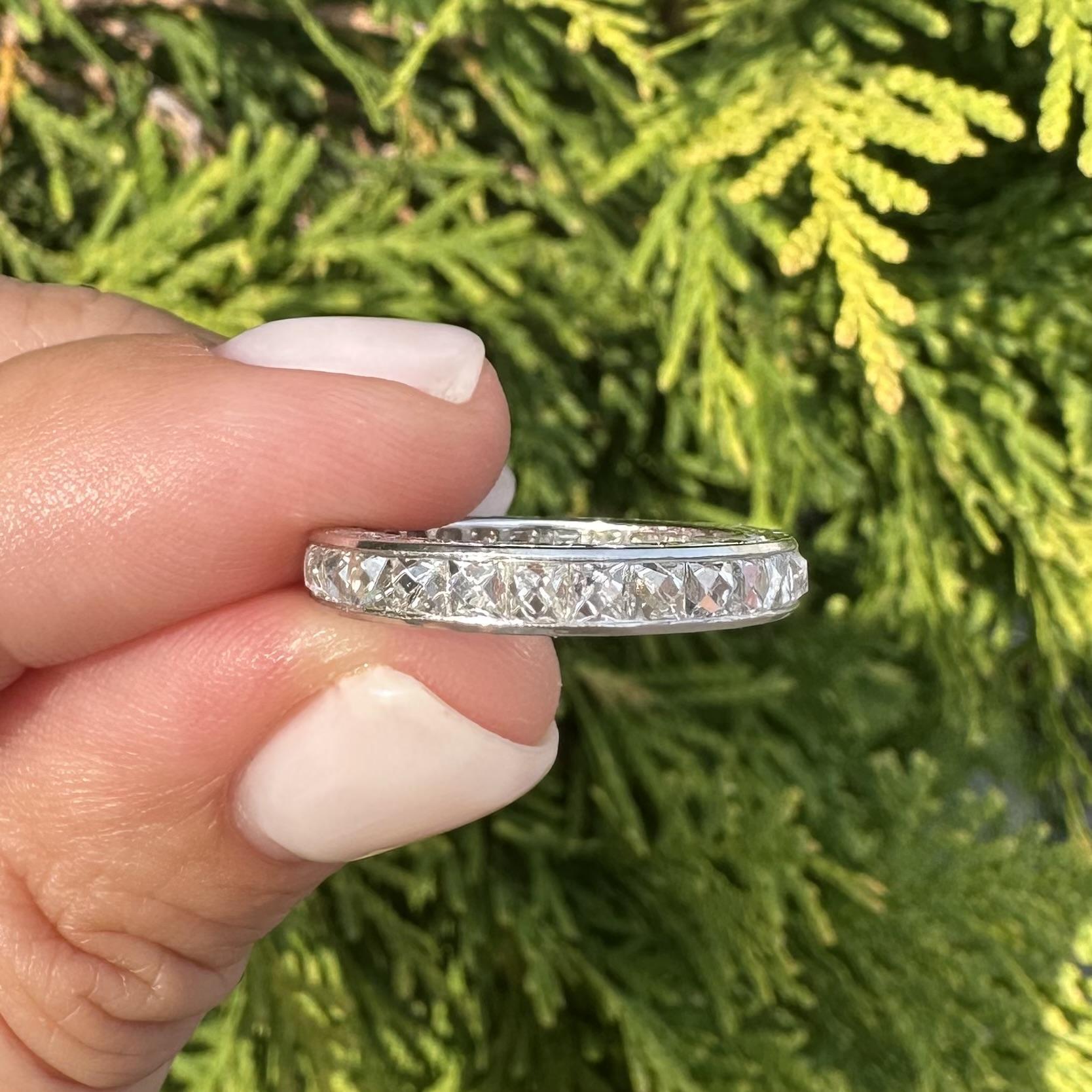 Vintage By in platino con diamante taglio francese da 3,45 ct. inciso su canale e fascia di eternità in vendita 3