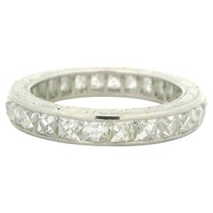 Vintage By in platino con diamante taglio francese da 3,45 ct. inciso su canale e fascia di eternità