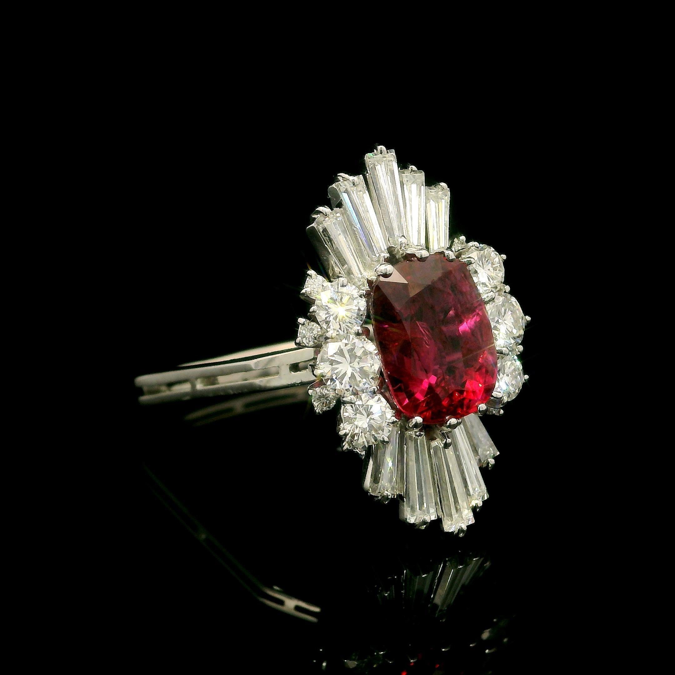 Anillo de cóctel largo tipo bailarina vintage de platino con 3,80 ctw de rubíes y diamantes GIA 6