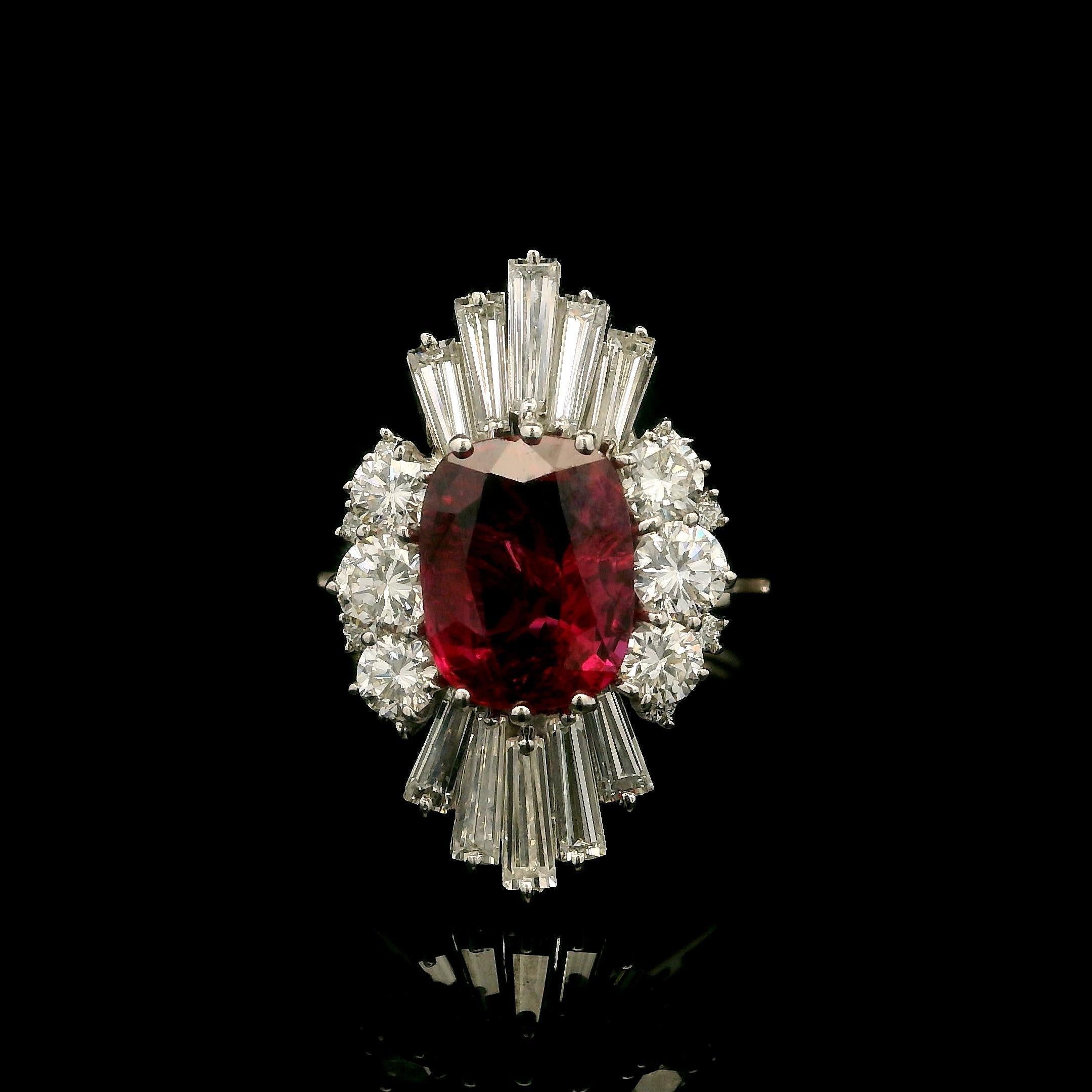 Anillo de cóctel largo tipo bailarina vintage de platino con 3,80 ctw de rubíes y diamantes GIA 7
