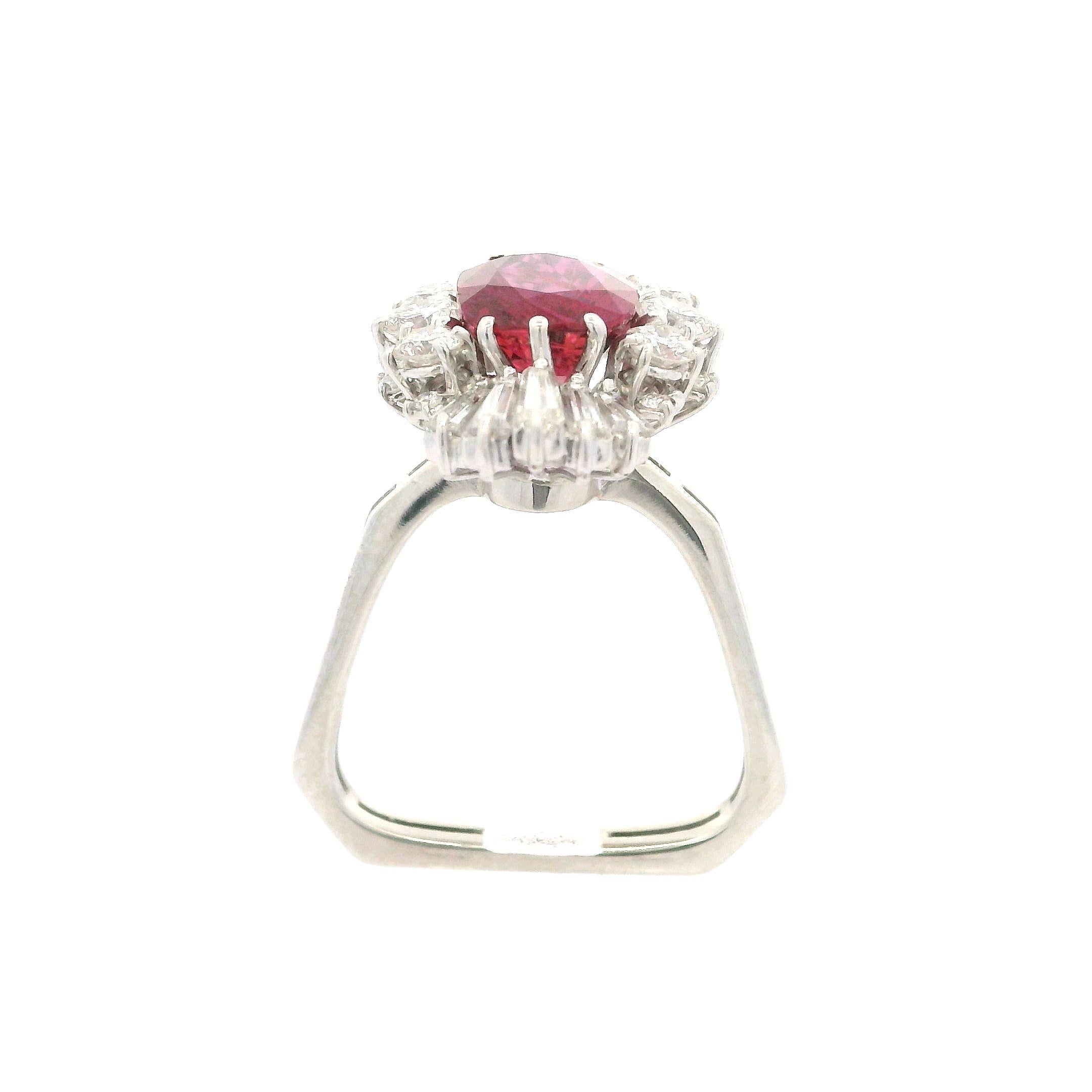 Anillo de cóctel largo tipo bailarina vintage de platino con 3,80 ctw de rubíes y diamantes GIA Corte cojín