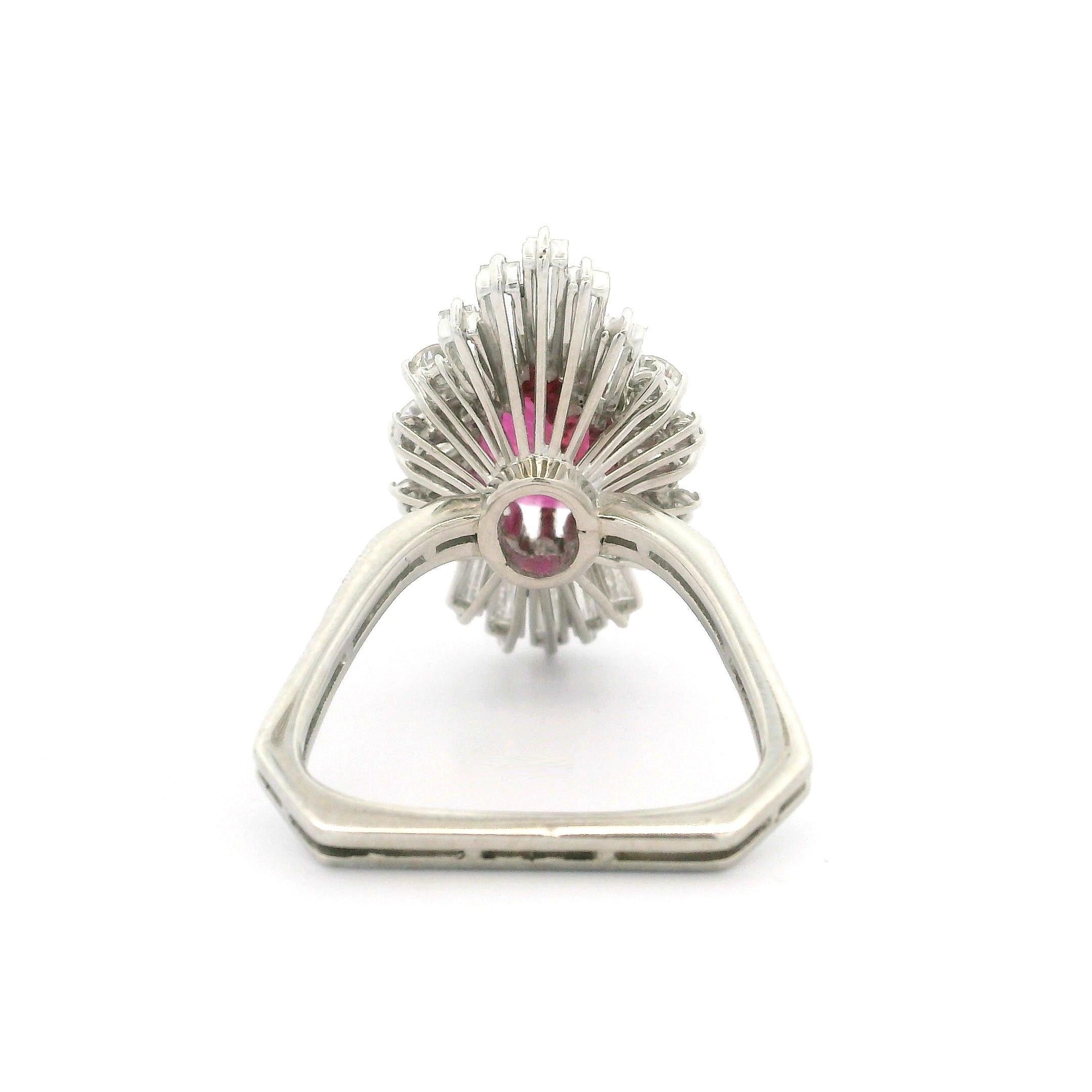 Anillo de cóctel largo tipo bailarina vintage de platino con 3,80 ctw de rubíes y diamantes GIA 1