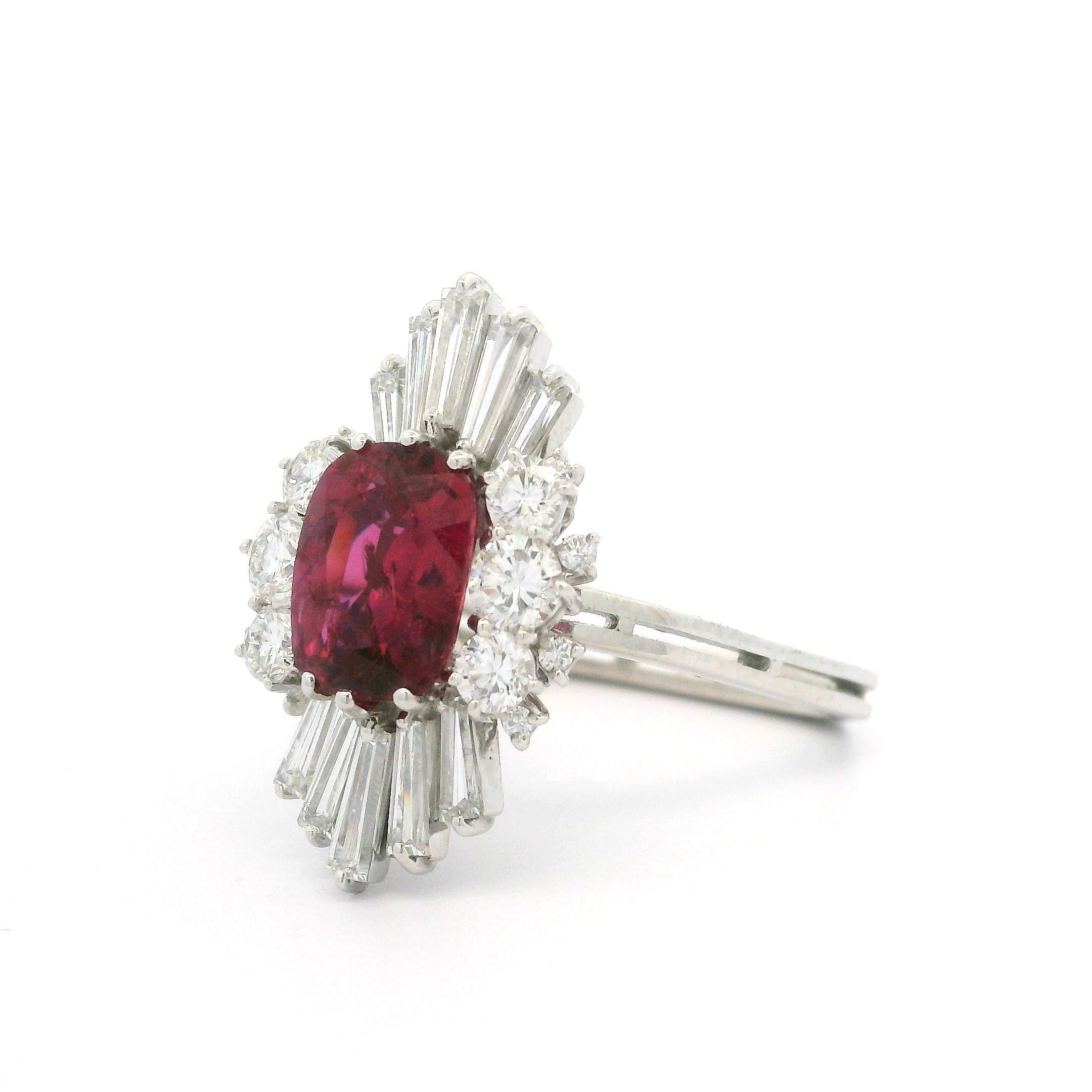 Anillo de cóctel largo tipo bailarina vintage de platino con 3,80 ctw de rubíes y diamantes GIA 3