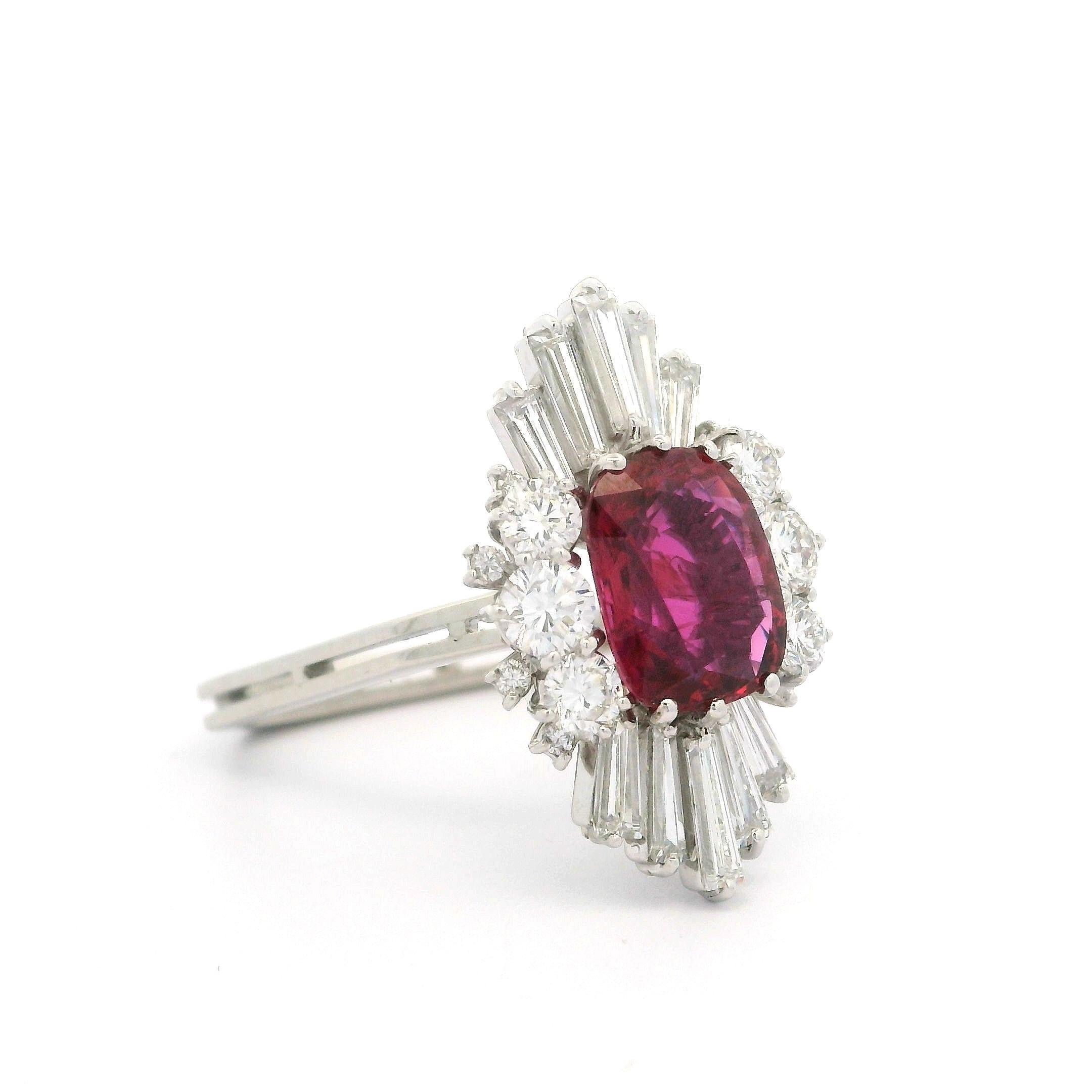 Anillo de cóctel largo tipo bailarina vintage de platino con 3,80 ctw de rubíes y diamantes GIA 4