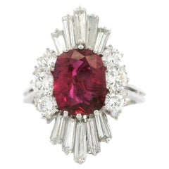 Anillo de cóctel largo tipo bailarina vintage de platino con 3,80 ctw de rubíes y diamantes GIA