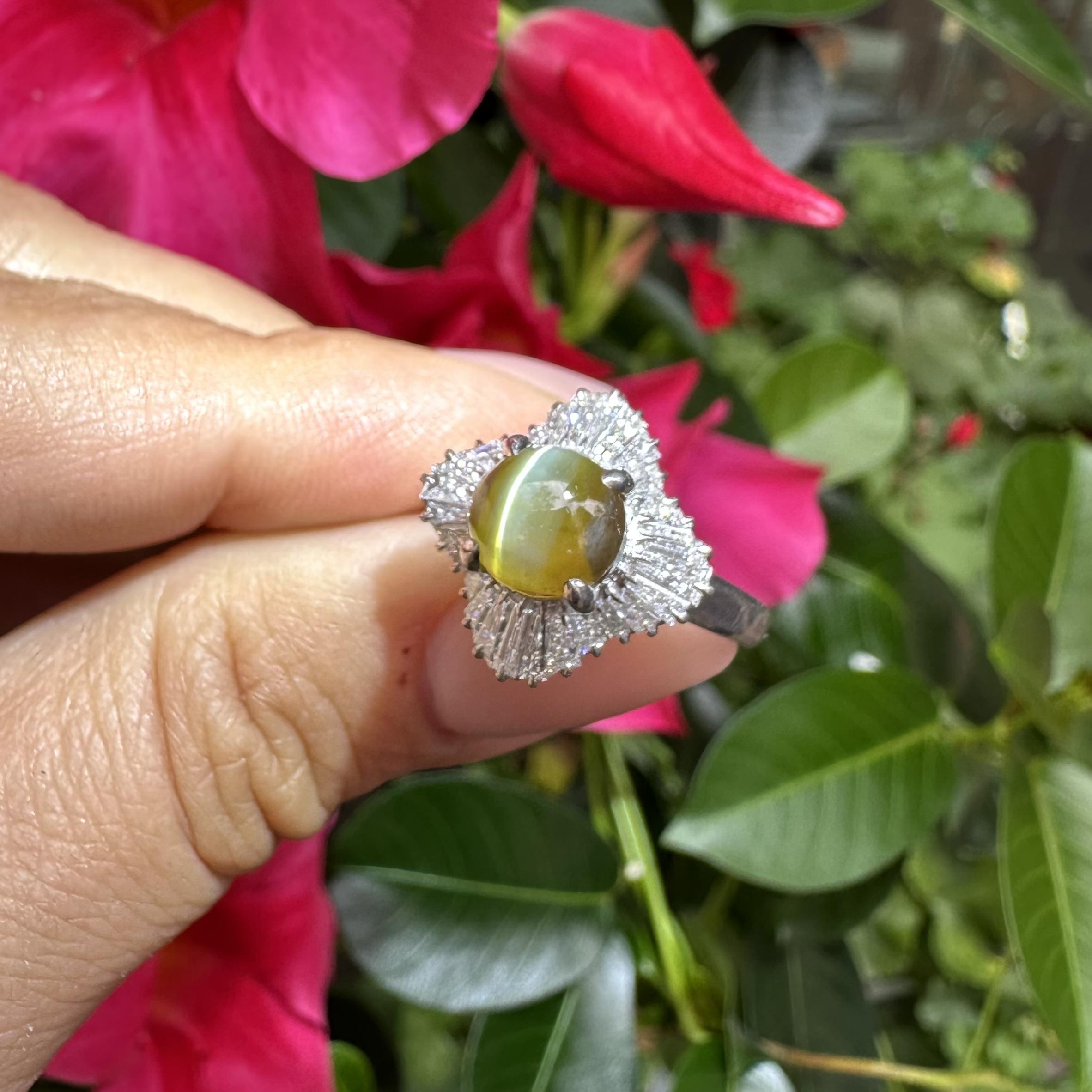 Anillo Bailarina Ondulado Cabujón Ojo de Gato con Blanco de Diamante de Platino Vintage de 4,53 ct en venta 12